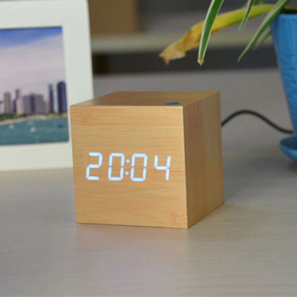 CubeCraft™ – Digitale LED Tischuhr im minimalistischen Würfel-Design