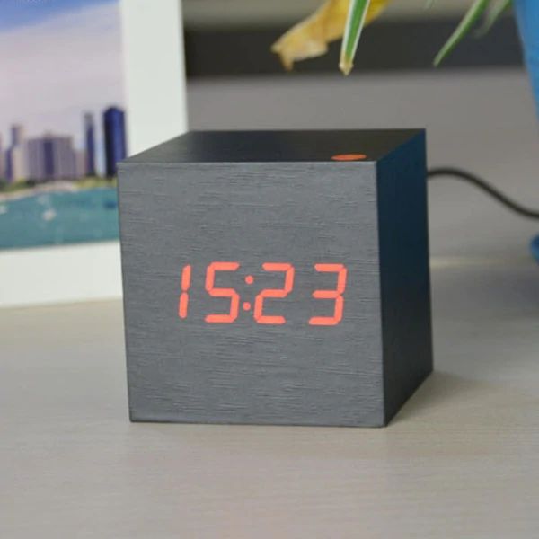 CubeCraft™ – Digitale LED Tischuhr im minimalistischen Würfel-Design