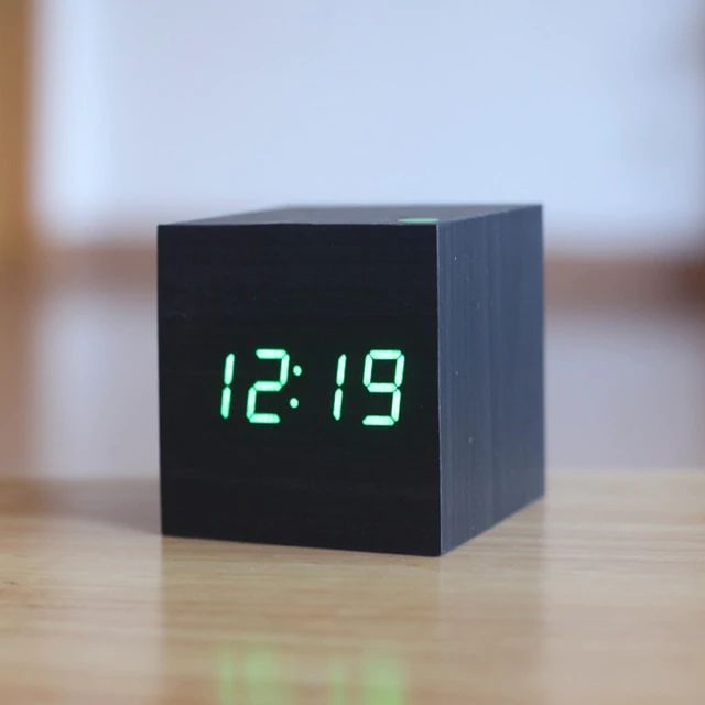 CubeCraft™ – Digitale LED Tischuhr im minimalistischen Würfel-Design