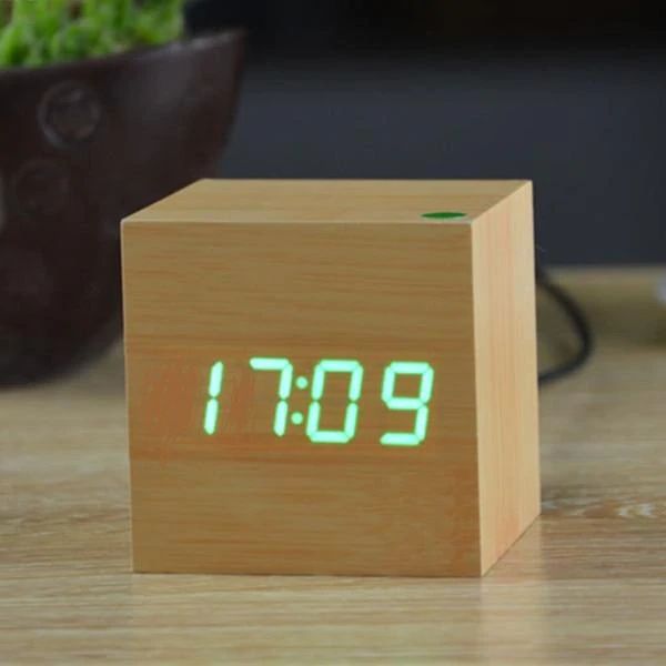 CubeCraft™ – Digitale LED Tischuhr im minimalistischen Würfel-Design