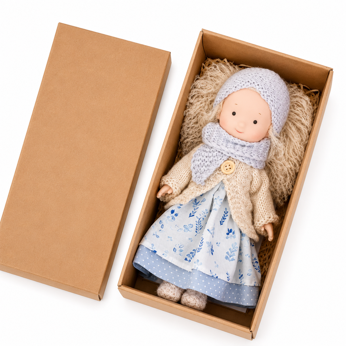 CuddlyCharm™ Plüsch-Anziehpuppe – 30cm Kuschelpuppe mit Zubehör & Geschenkbox
