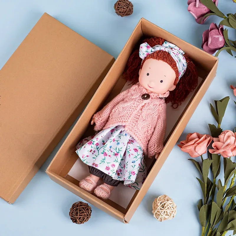 CuddlyCharm™ Plüsch-Anziehpuppe – 30cm Kuschelpuppe mit Zubehör & Geschenkbox
