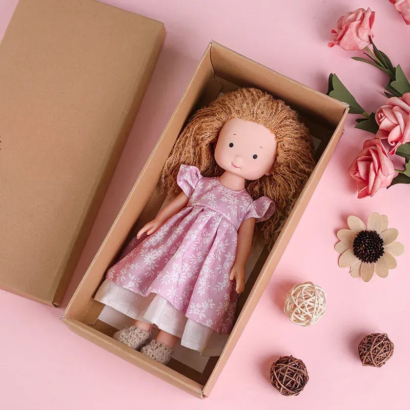 CuddlyCharm™ Plüsch-Anziehpuppe – 30cm Kuschelpuppe mit Zubehör & Geschenkbox