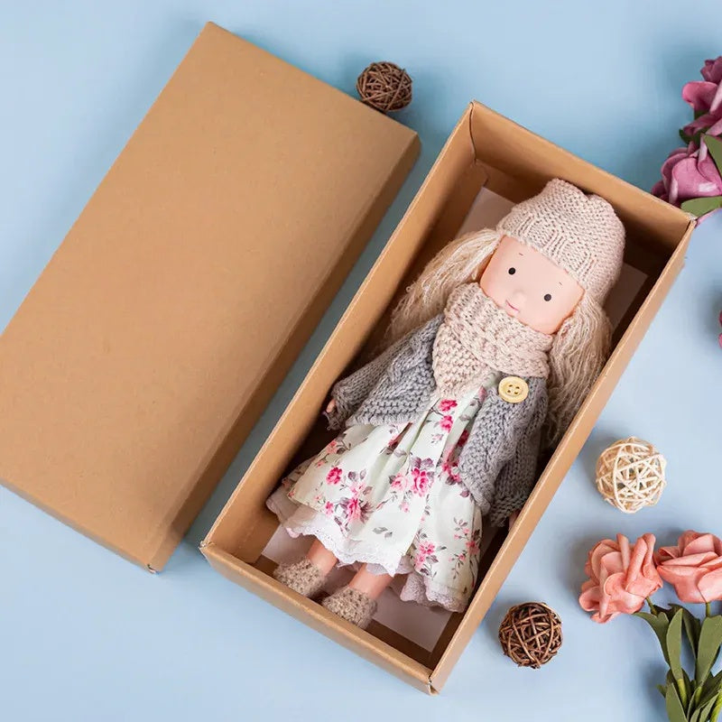 CuddlyCharm™ Plüsch-Anziehpuppe – 30cm Kuschelpuppe mit Zubehör & Geschenkbox