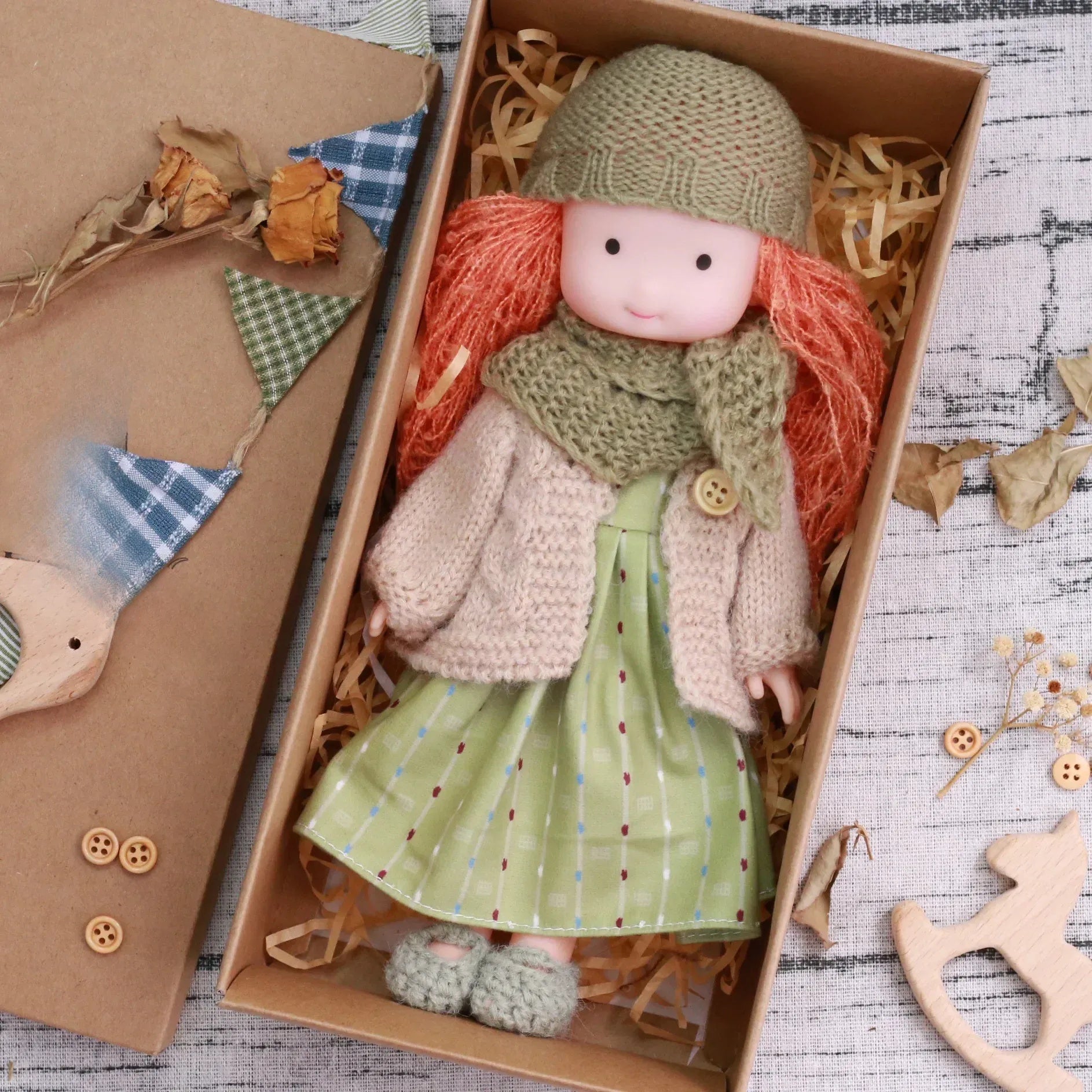 CuddlyCharm™ Plüsch-Anziehpuppe – 30cm Kuschelpuppe mit Zubehör & Geschenkbox
