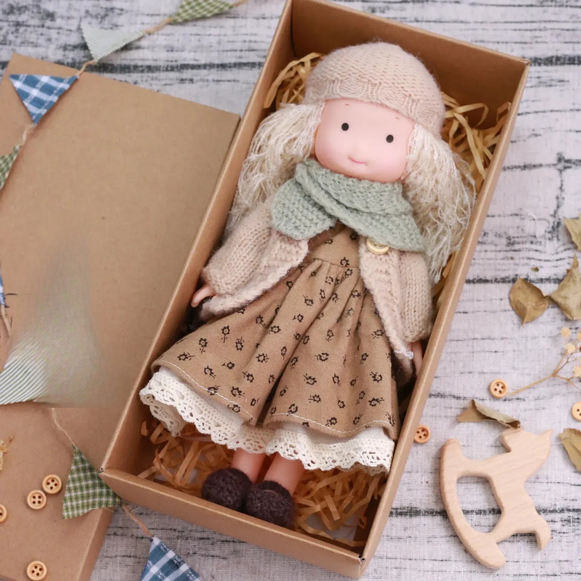 CuddlyCharm™ Plüsch-Anziehpuppe – 30cm Kuschelpuppe mit Zubehör & Geschenkbox