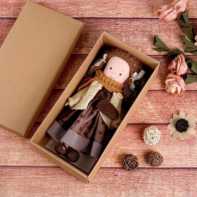 CuddlyCharm™ Plüsch-Anziehpuppe – 30cm Kuschelpuppe mit Zubehör & Geschenkbox