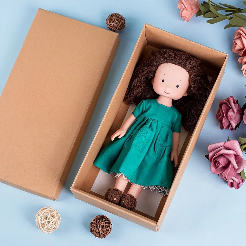 CuddlyCharm™ Plüsch-Anziehpuppe – 30cm Kuschelpuppe mit Zubehör & Geschenkbox