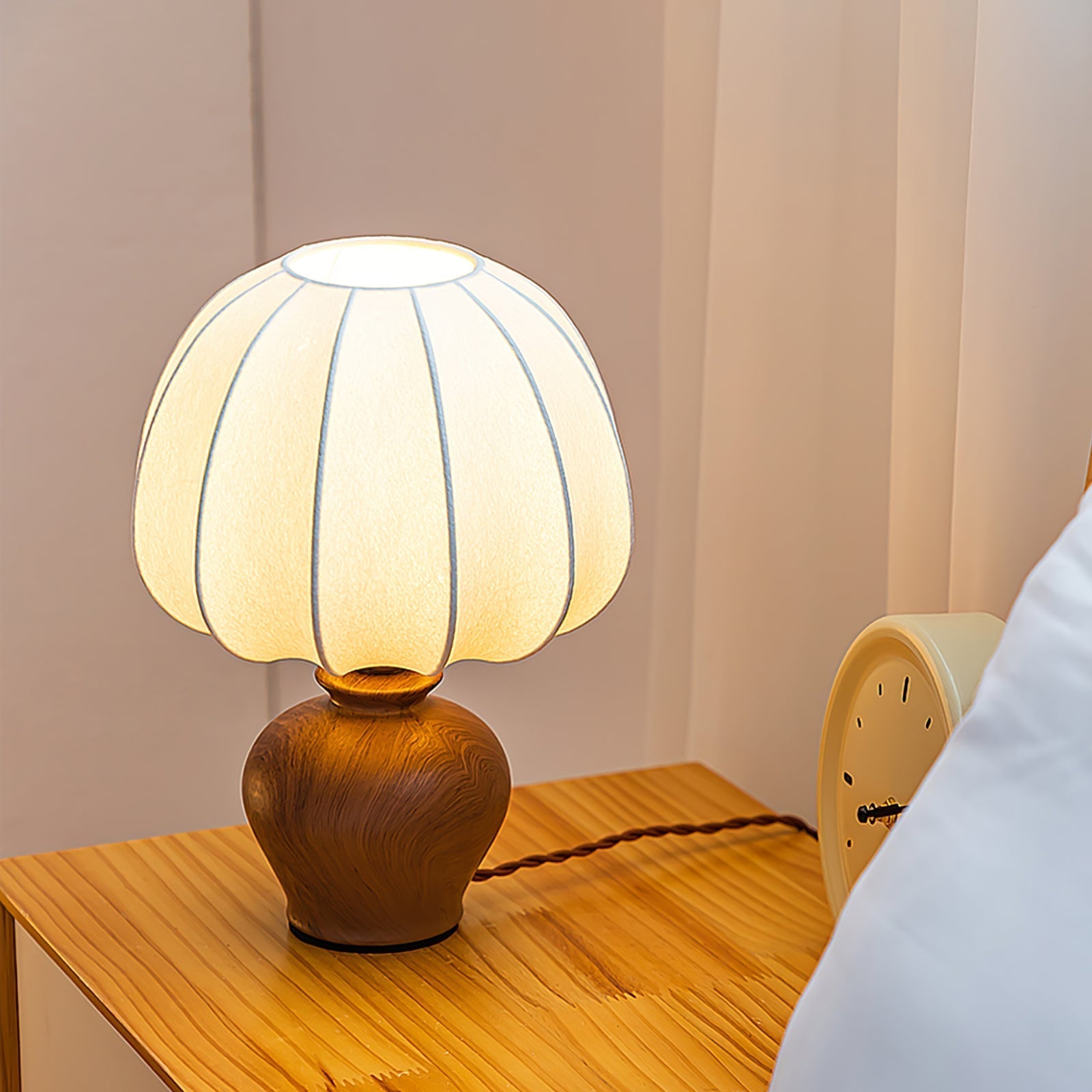 ShadeLuxe™ Tischlampe – Elegante Design-Tischleuchte aus Metall & Stoff für Wohnzimmer & Schlafzimmer