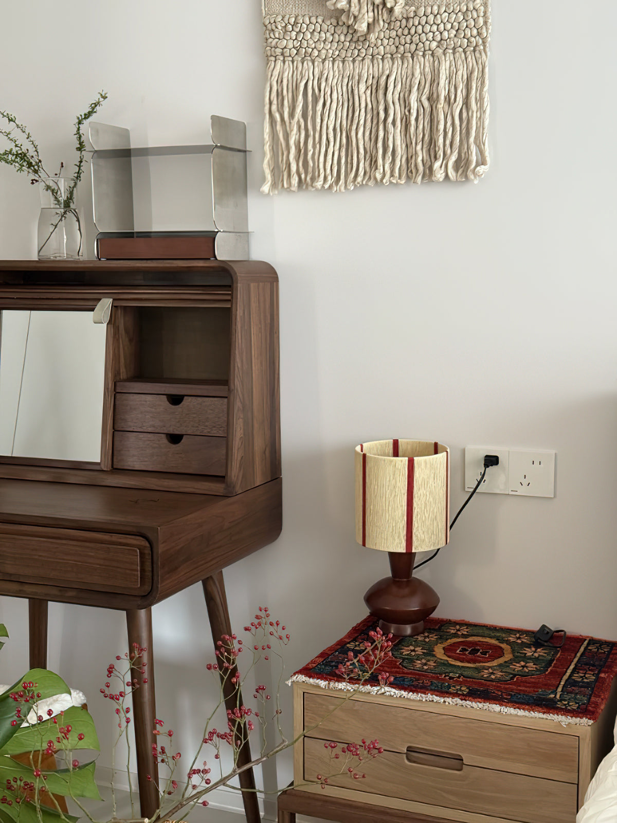 ErnestVibe™ Tischlampe – Design-Leuchte aus Holz mit Stoffschirm (Beige/Rot) für Schlafzimmer & Wohnzimmer