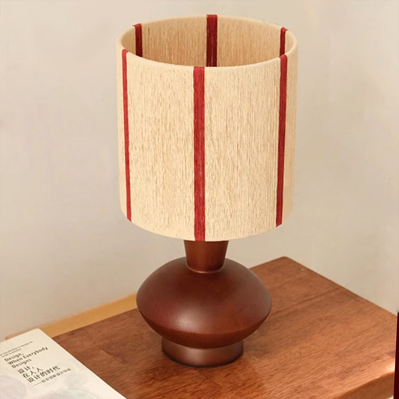 ErnestVibe™ Tischlampe – Design-Leuchte aus Holz mit Stoffschirm (Beige/Rot) für Schlafzimmer & Wohnzimmer