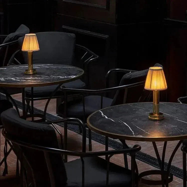 ShineBeam™ Kabellose LED Tischleuchte – Elegante Design-Lampe mit warmem Licht