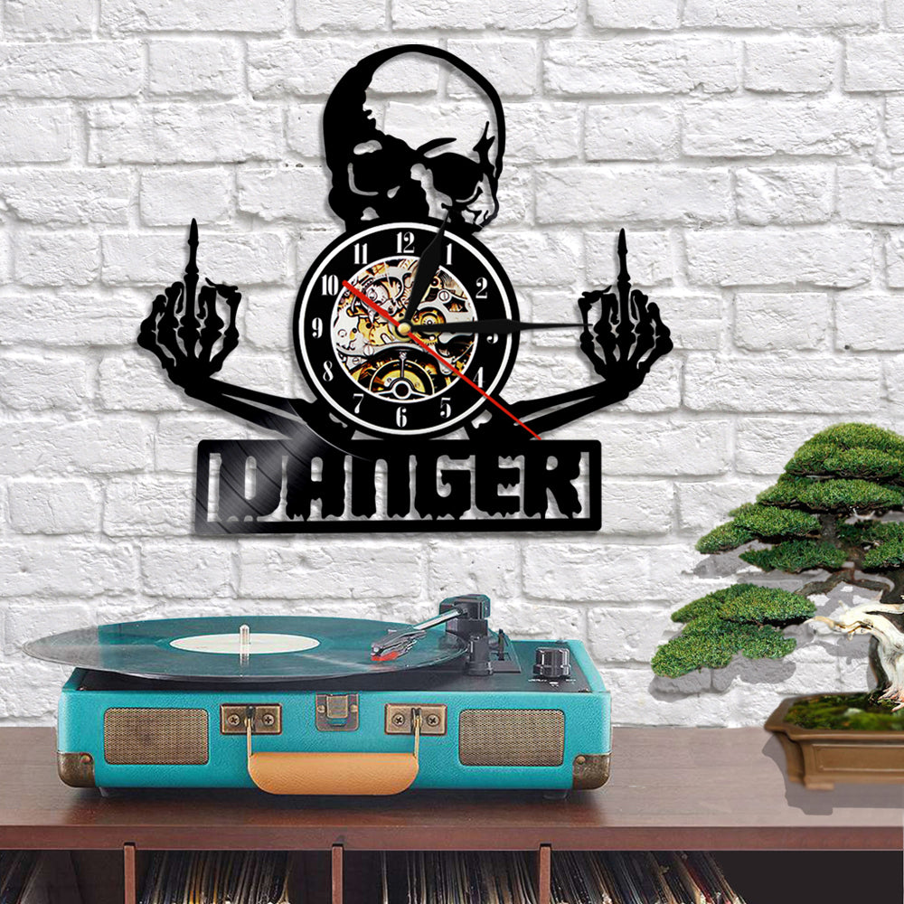 SkullVibe™ – Markante Vinyl-Wanduhr im Totenkopf-Design für moderne Wohnräume