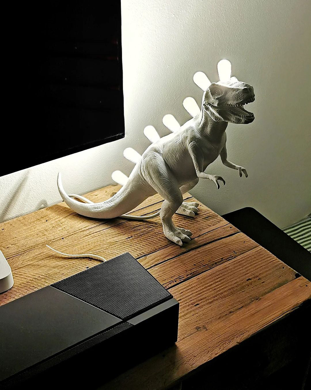DinoLite™ Tischlampe – Kreative Design-Lampe mit beleuchtetem Dinosaurier-Rücken