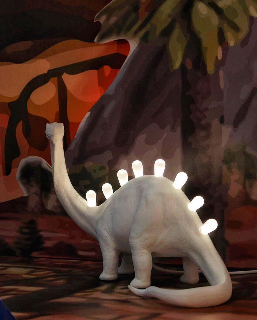 DinoLite™ Tischlampe – Kreative Design-Lampe mit beleuchtetem Dinosaurier-Rücken