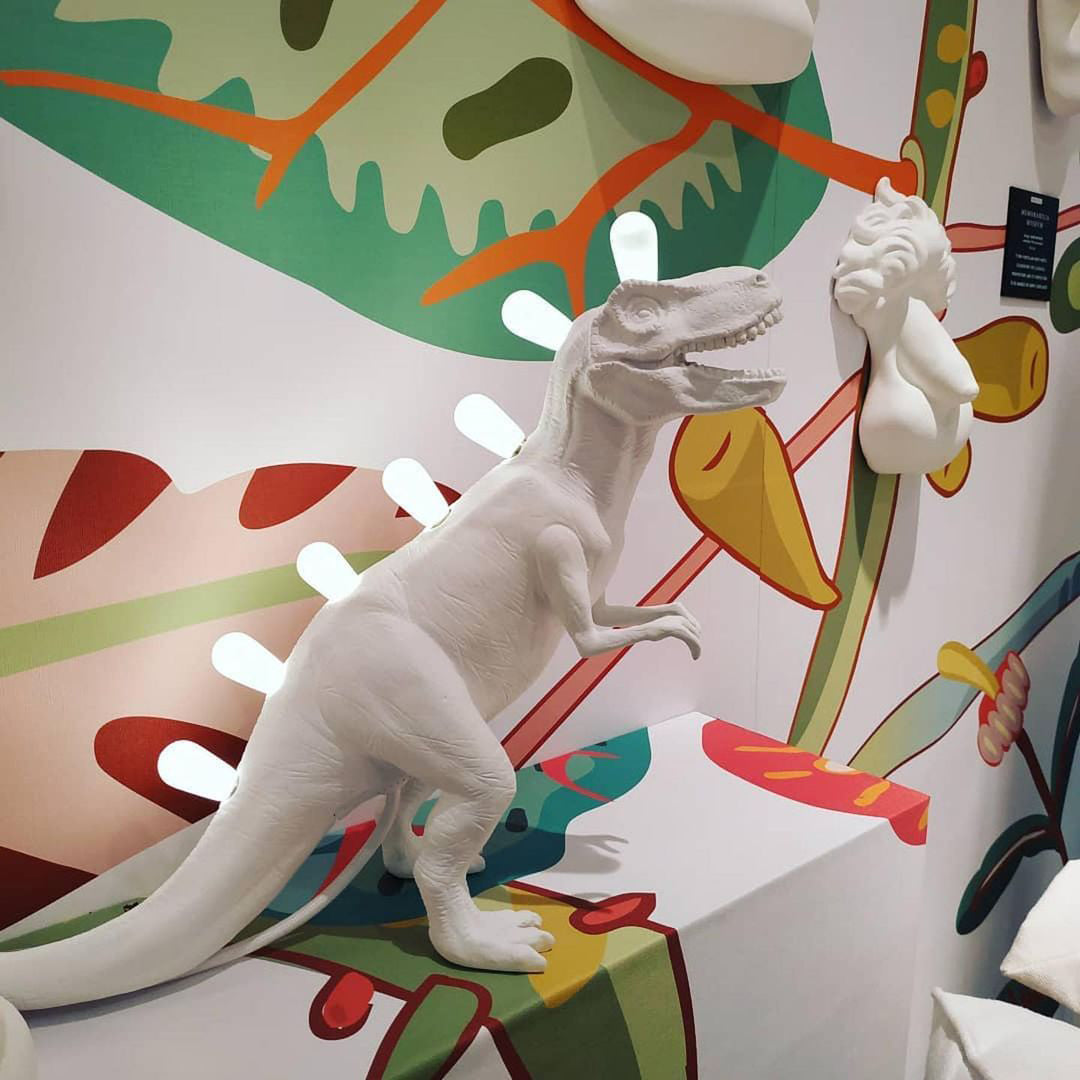 DinoLite™ Tischlampe – Kreative Design-Lampe mit beleuchtetem Dinosaurier-Rücken