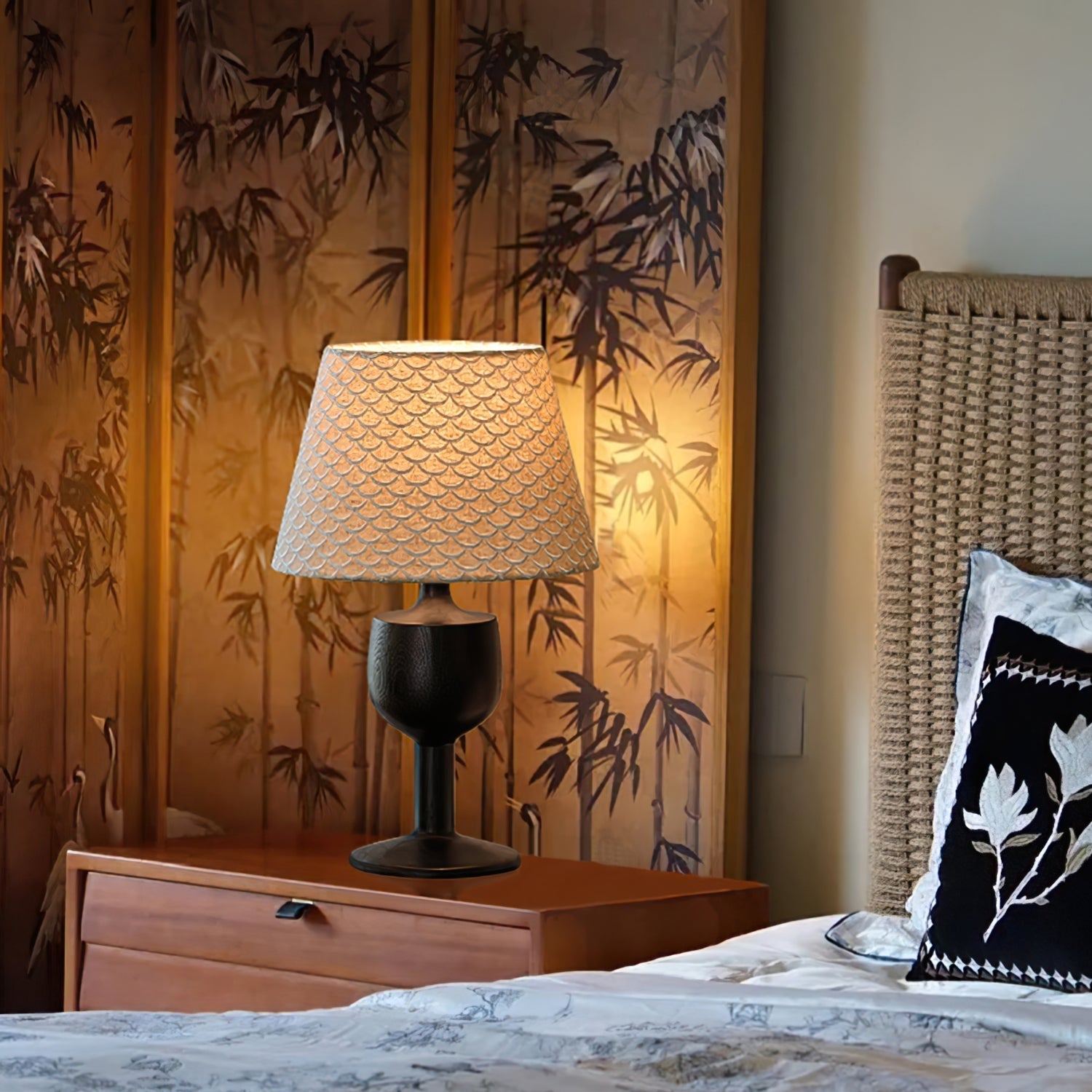 TidalAura™ Tischlampe – Designer-Holzlampe mit strukturiertem Stoffschirm & warmem Licht