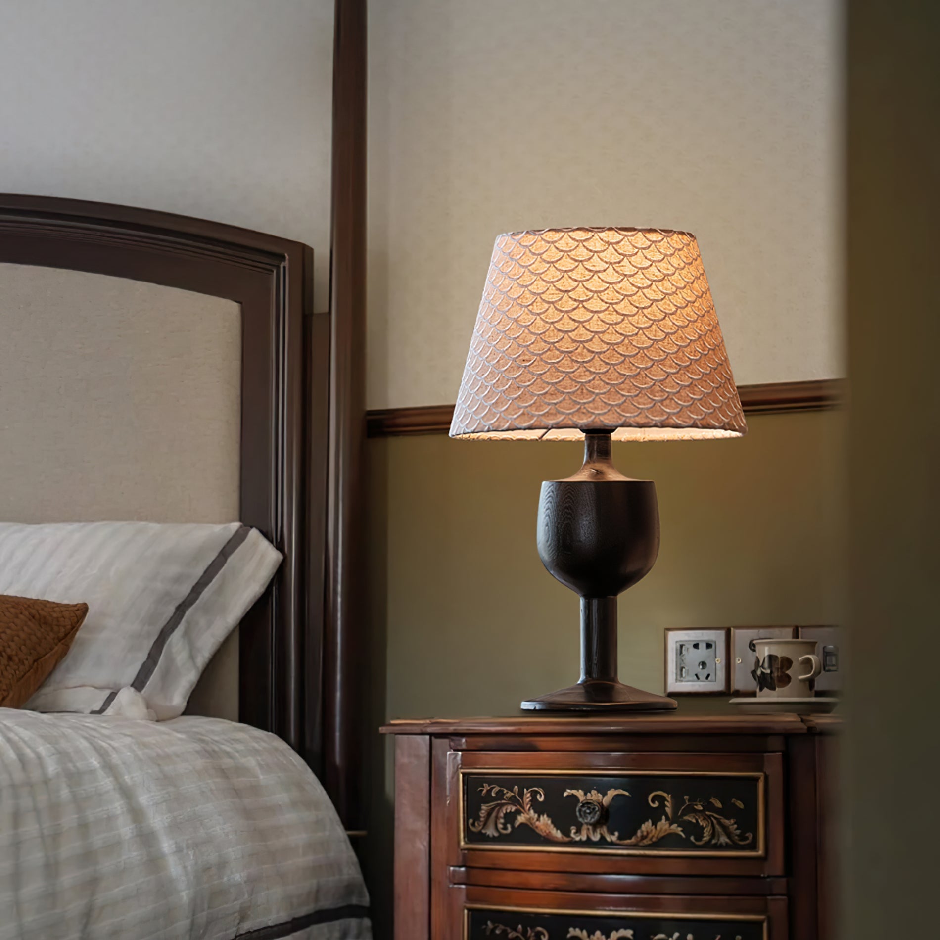 TidalAura™ Tischlampe – Designer-Holzlampe mit strukturiertem Stoffschirm & warmem Licht