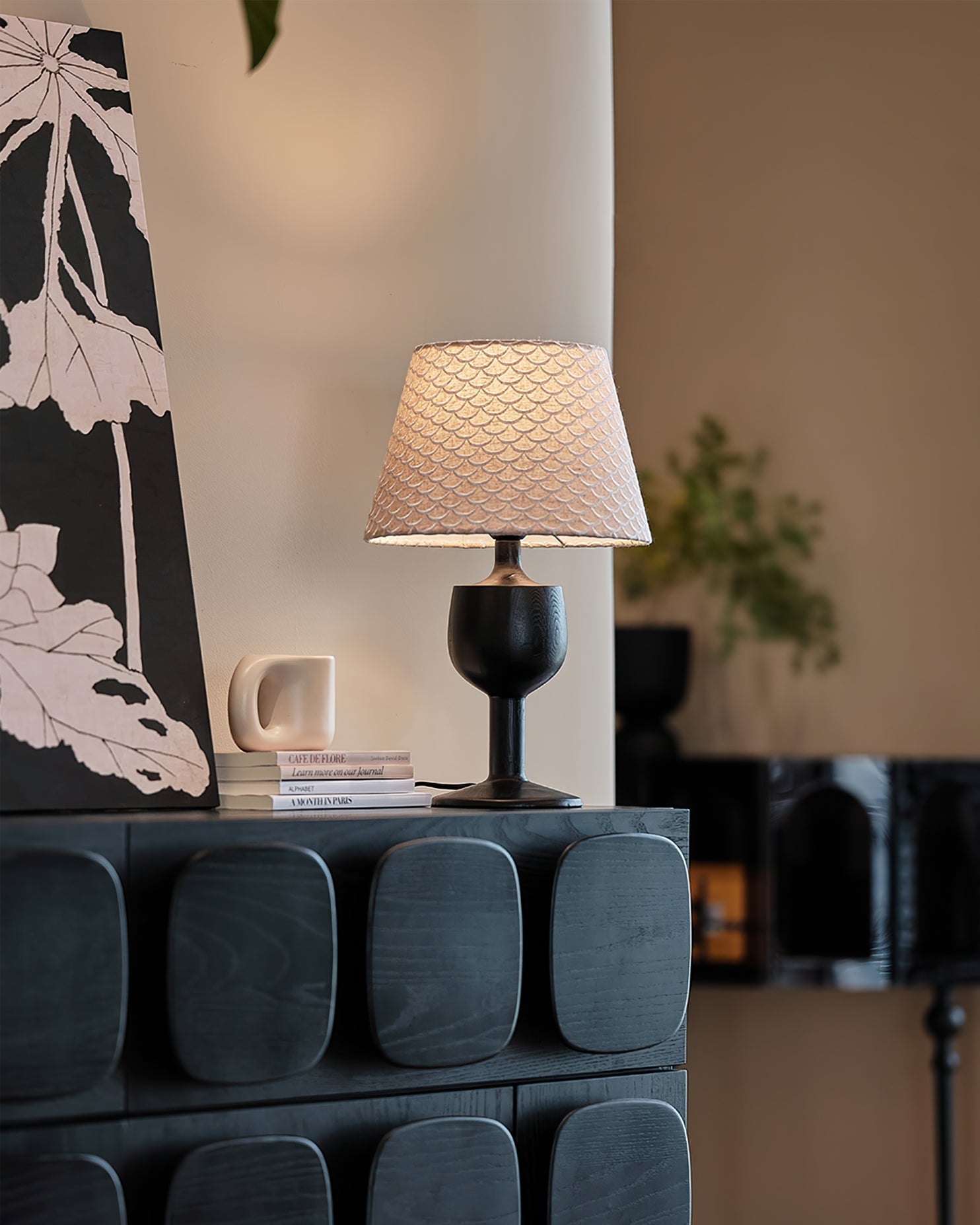 TidalAura™ Tischlampe – Designer-Holzlampe mit strukturiertem Stoffschirm & warmem Licht