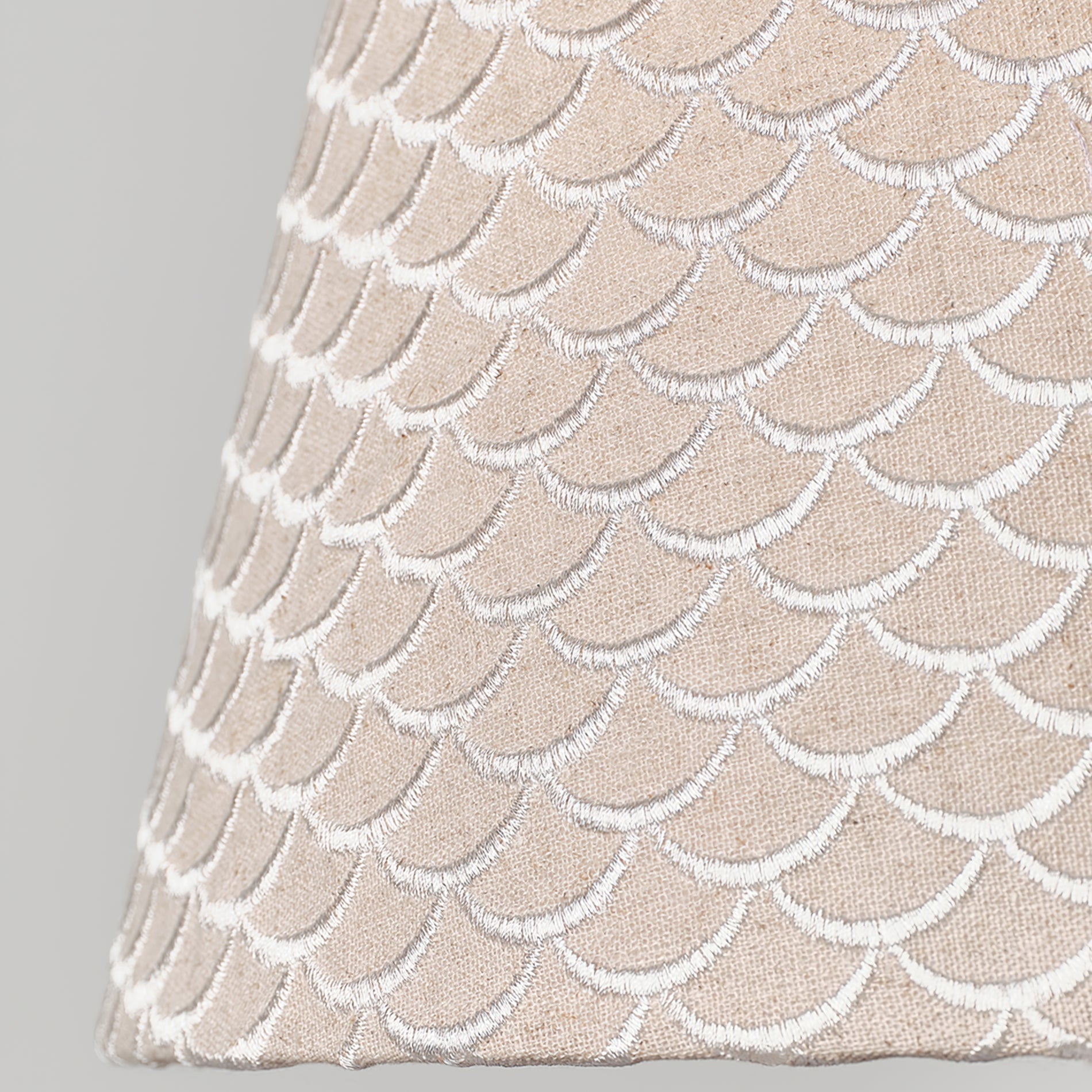 TidalAura™ Tischlampe – Designer-Holzlampe mit strukturiertem Stoffschirm & warmem Licht
