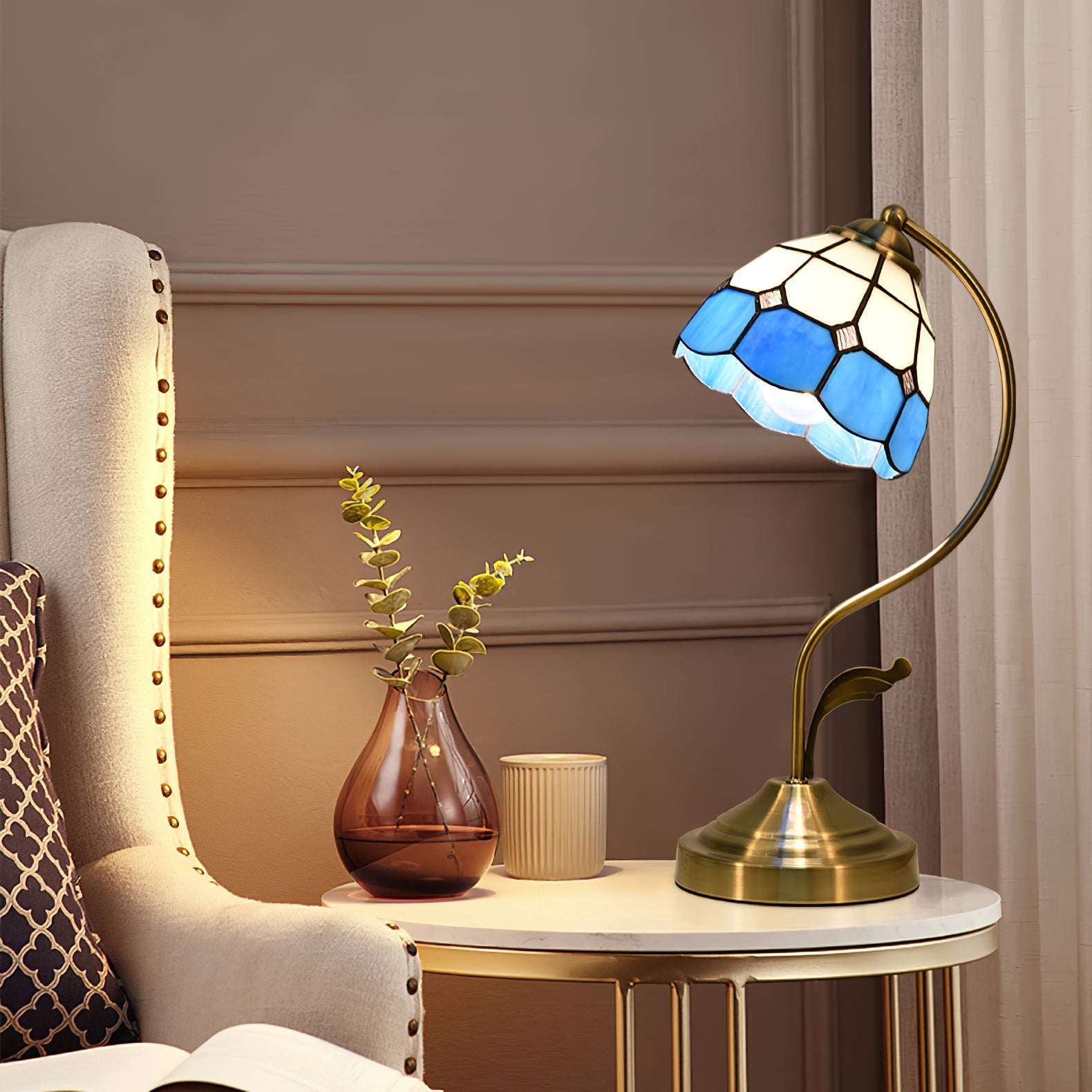 LuxePetal™ Tischlampe – Elegante Blumen-Designlampe aus Glas in Weiß & Blau mit Gold-Finish