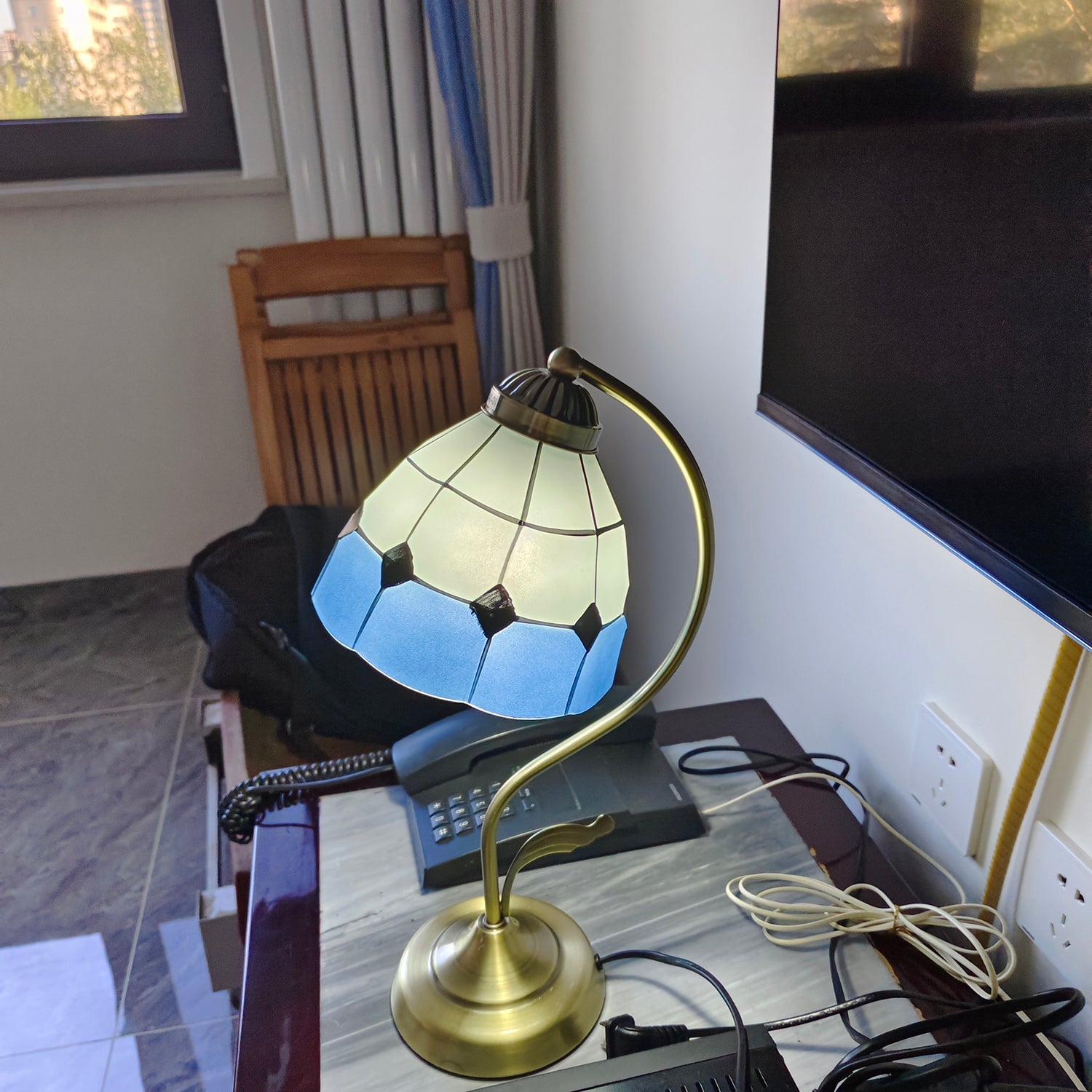 LuxePetal™ Tischlampe – Elegante Blumen-Designlampe aus Glas in Weiß & Blau mit Gold-Finish