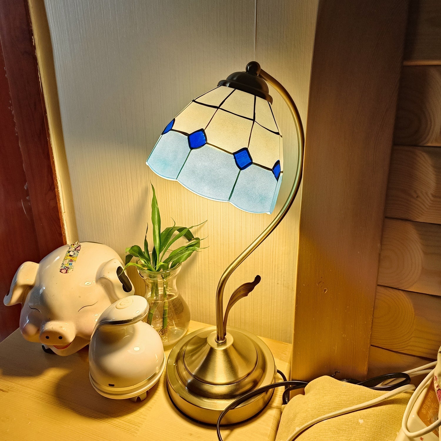 LuxePetal™ Tischlampe – Elegante Blumen-Designlampe aus Glas in Weiß & Blau mit Gold-Finish