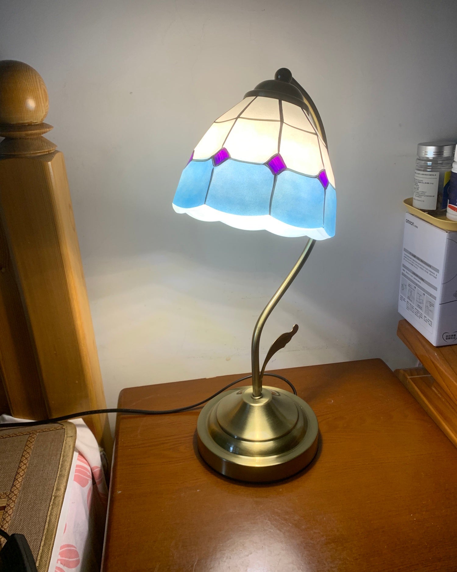 LuxePetal™ Tischlampe – Elegante Blumen-Designlampe aus Glas in Weiß & Blau mit Gold-Finish