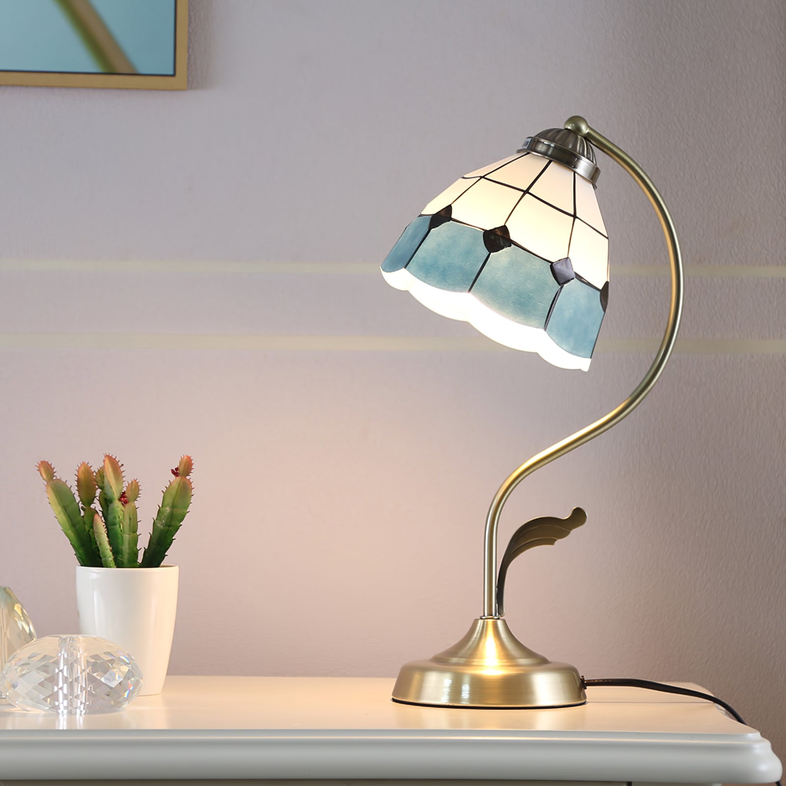 LuxePetal™ Tischlampe – Elegante Blumen-Designlampe aus Glas in Weiß & Blau mit Gold-Finish