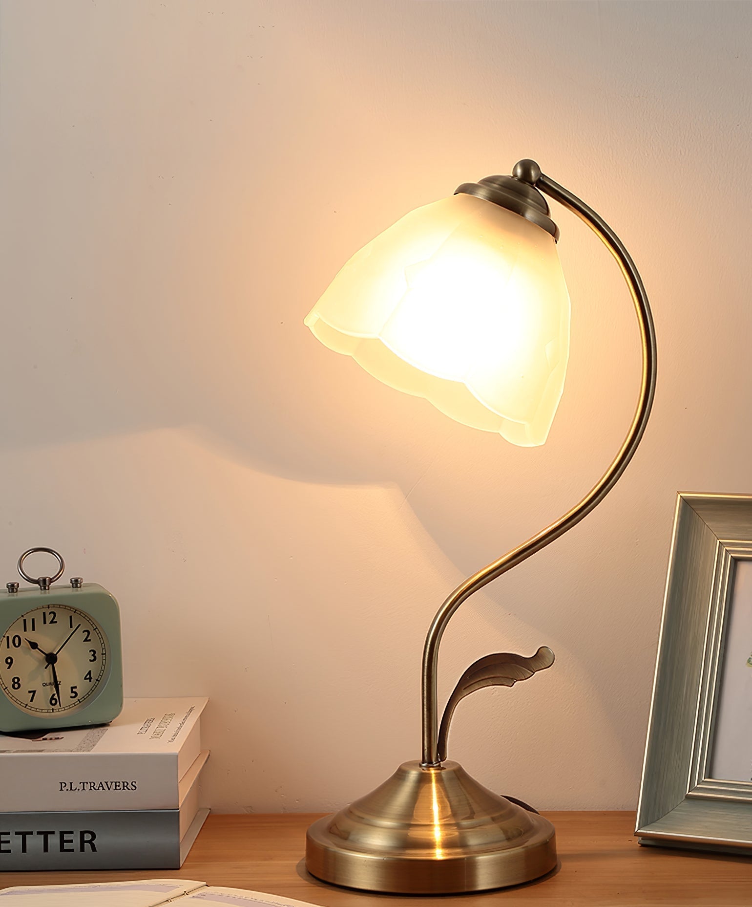 LuxePetal™ Tischlampe – Elegante Blumen-Designlampe aus Glas in Weiß & Blau mit Gold-Finish
