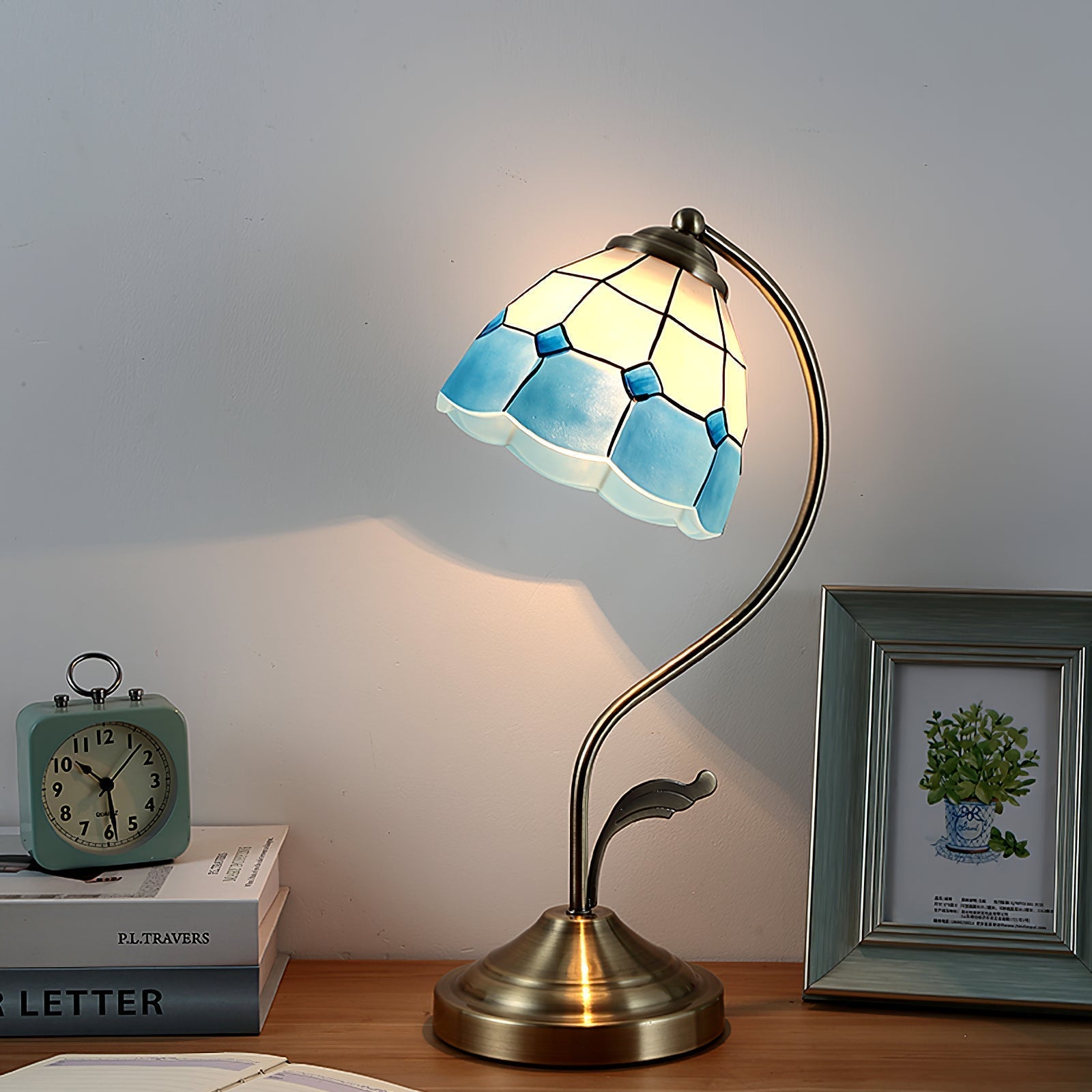 LuxePetal™ Tischlampe – Elegante Blumen-Designlampe aus Glas in Weiß & Blau mit Gold-Finish