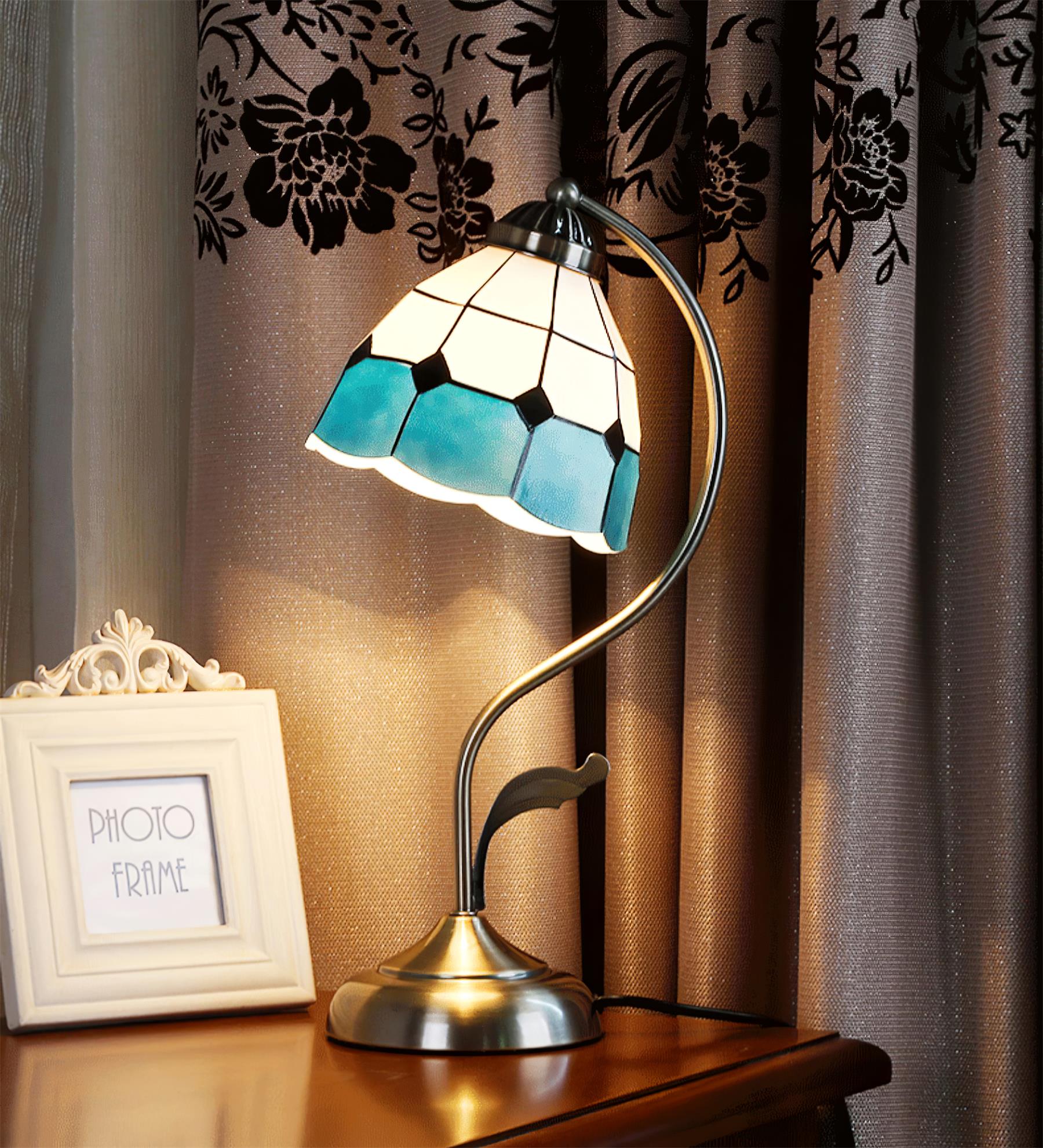 LuxePetal™ Tischlampe – Elegante Blumen-Designlampe aus Glas in Weiß & Blau mit Gold-Finish