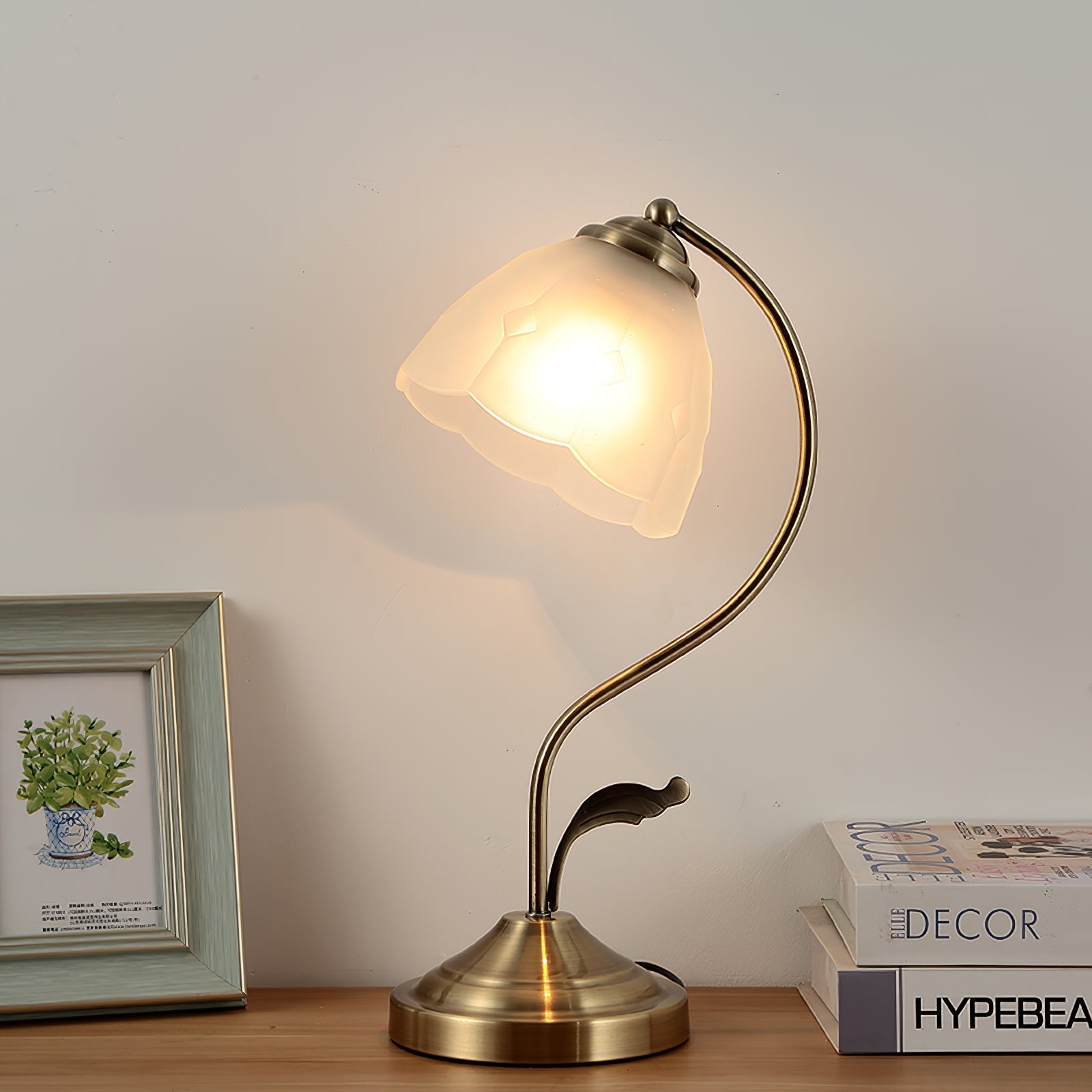 LuxePetal™ Tischlampe – Elegante Blumen-Designlampe aus Glas in Weiß & Blau mit Gold-Finish
