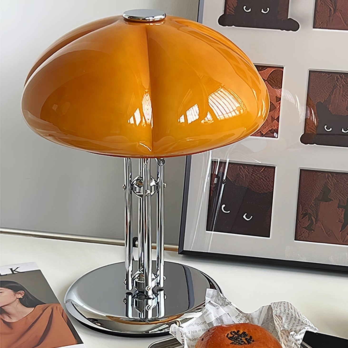 GlowMushroom™ Tischlampe – Bauhaus Design-Leuchte aus Glas mit warmem Amber-Licht