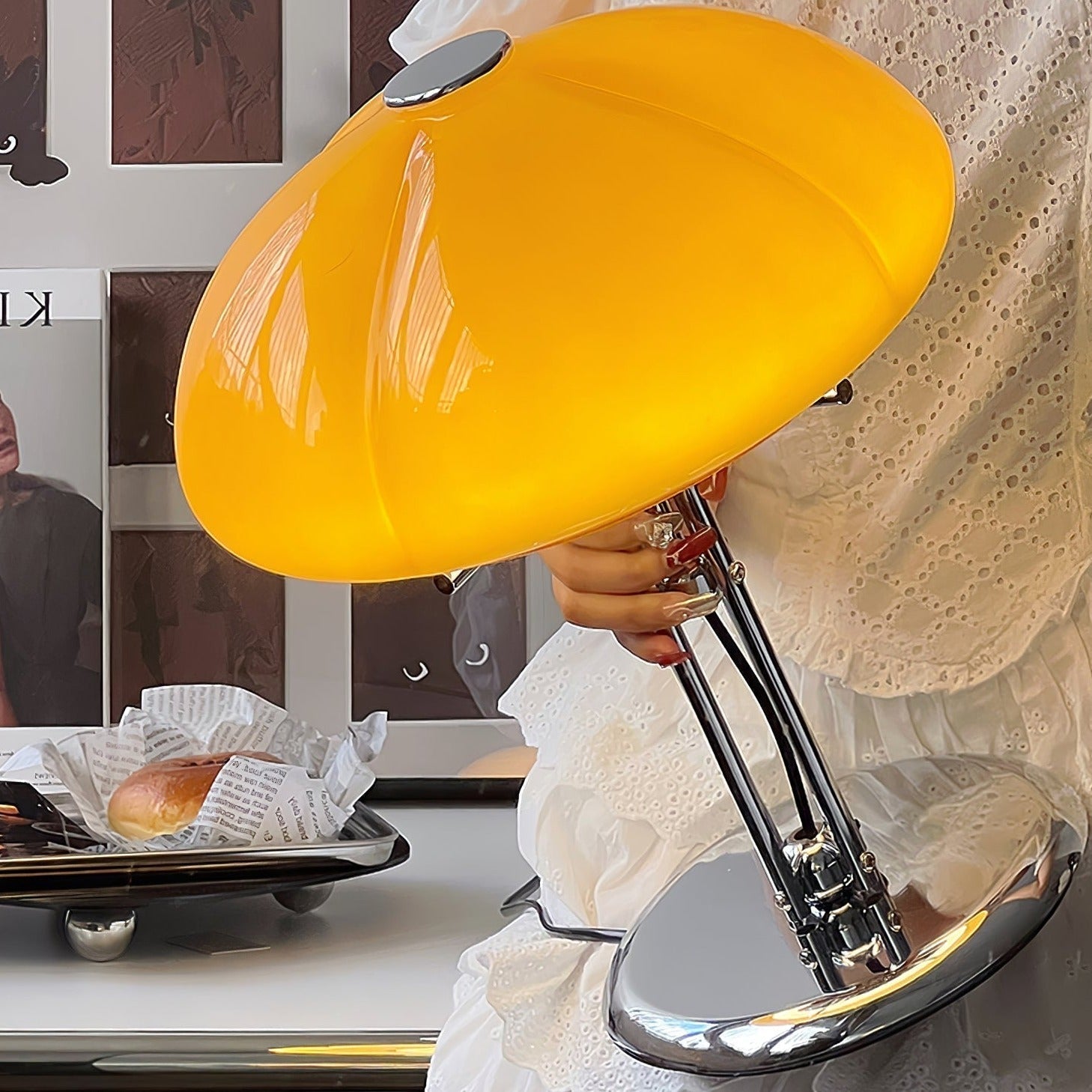 GlowMushroom™ Tischlampe – Bauhaus Design-Leuchte aus Glas mit warmem Amber-Licht