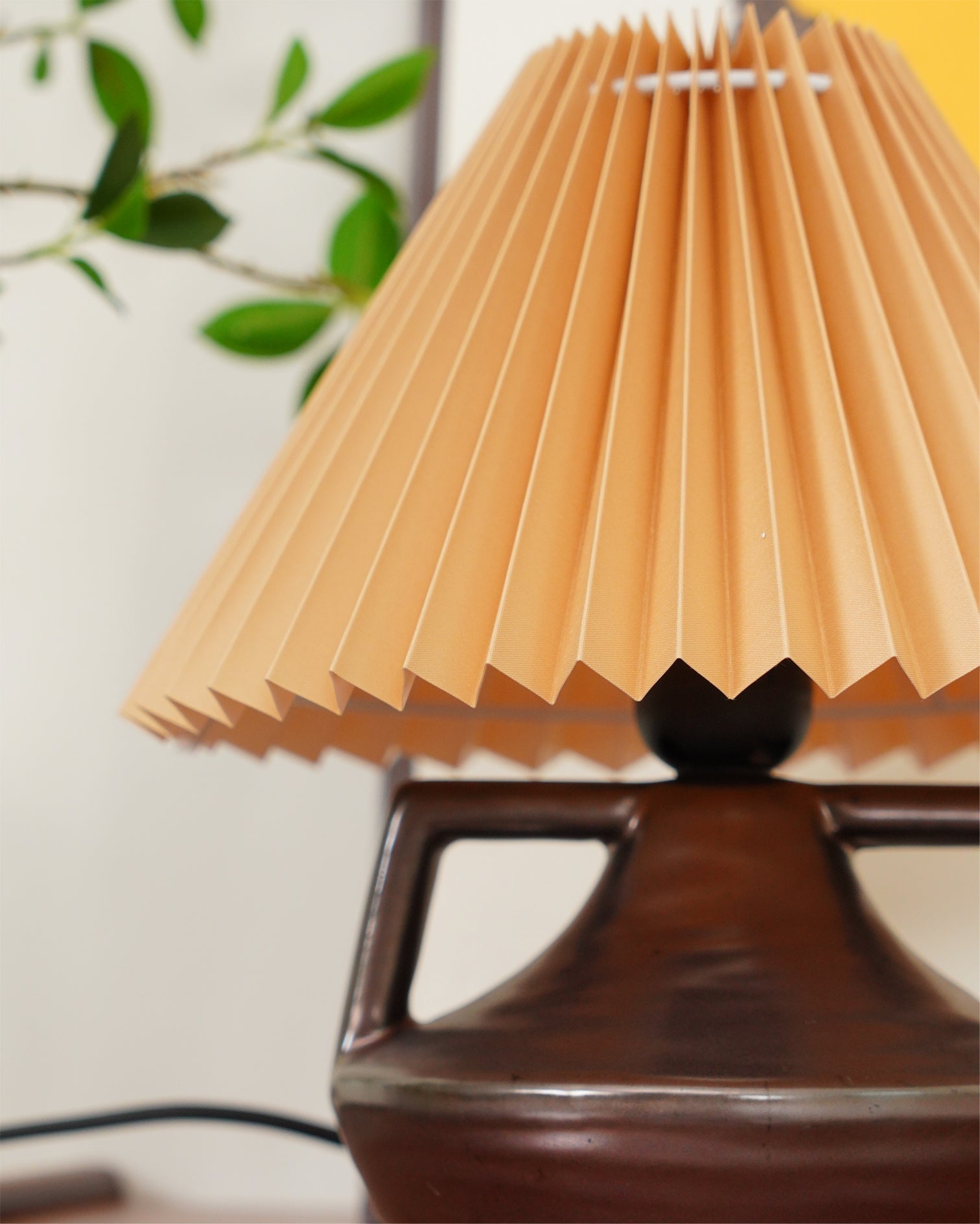 GentleNavia™ Tischlampe – Elegante Designlampe mit plissiertem Stoffschirm & warmem Licht