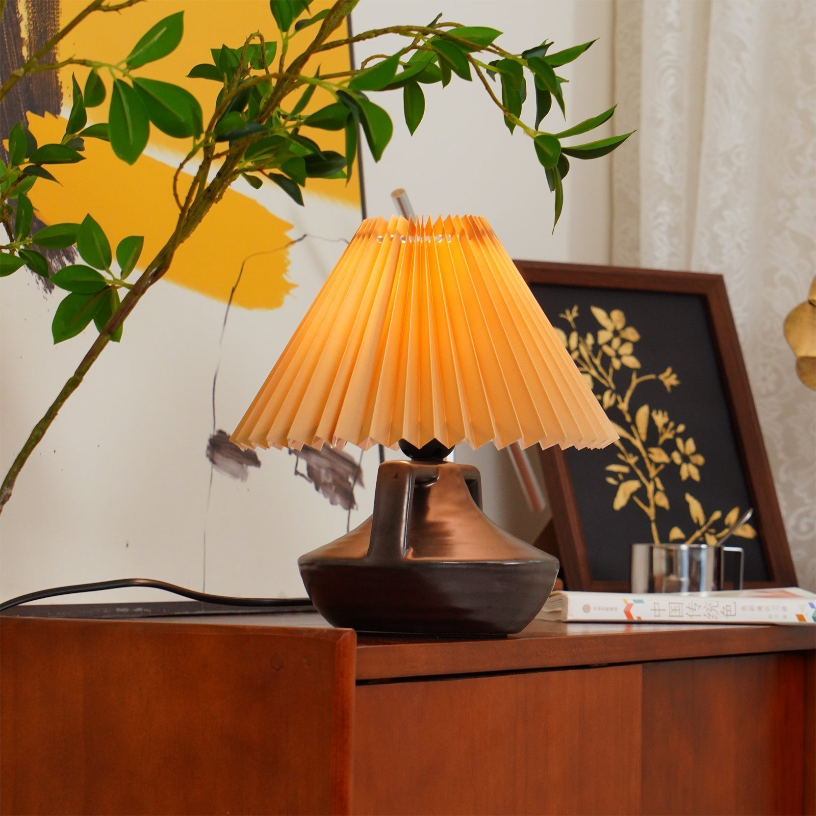 GentleNavia™ Tischlampe – Elegante Designlampe mit plissiertem Stoffschirm & warmem Licht