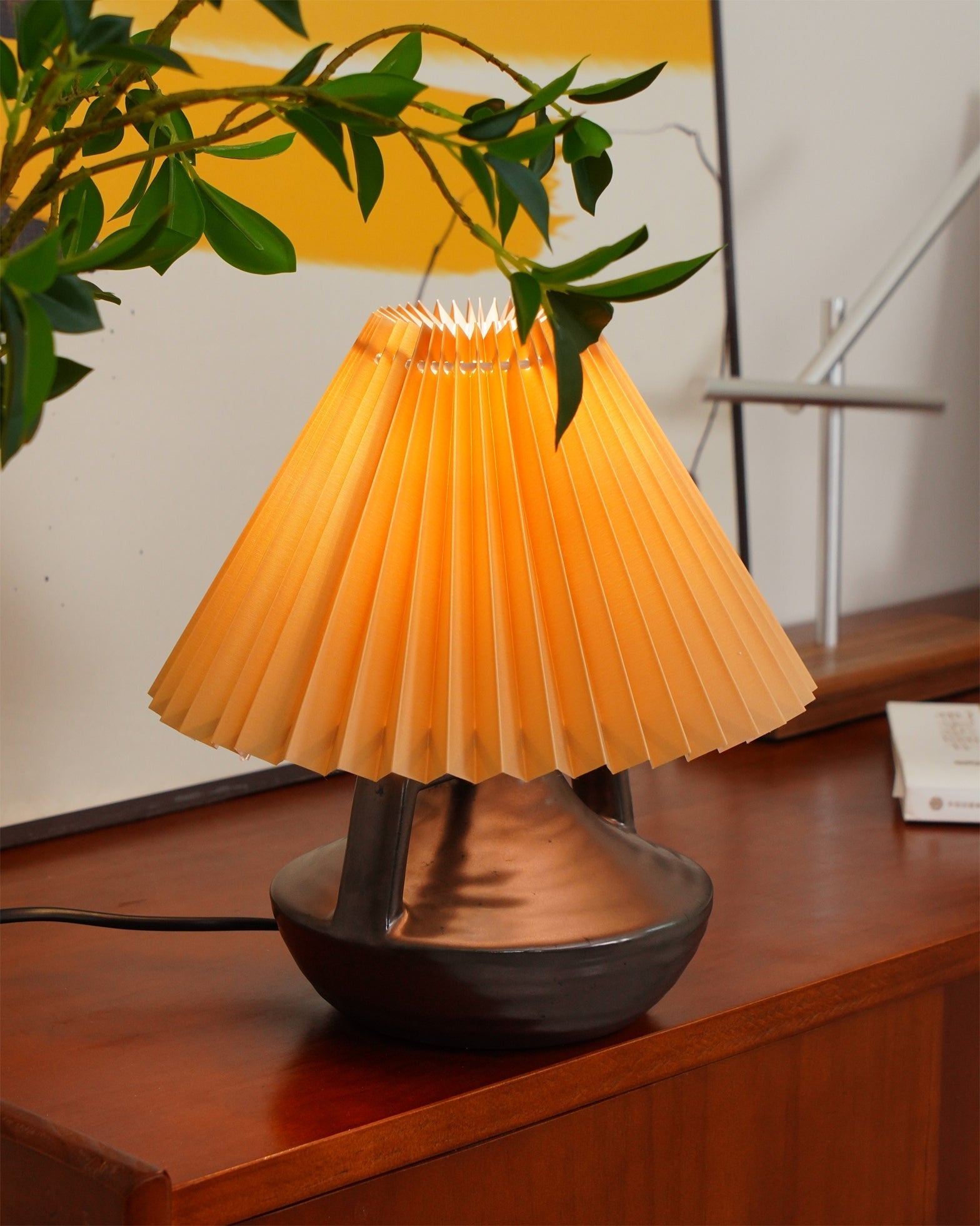 GentleNavia™ Tischlampe – Elegante Designlampe mit plissiertem Stoffschirm & warmem Licht
