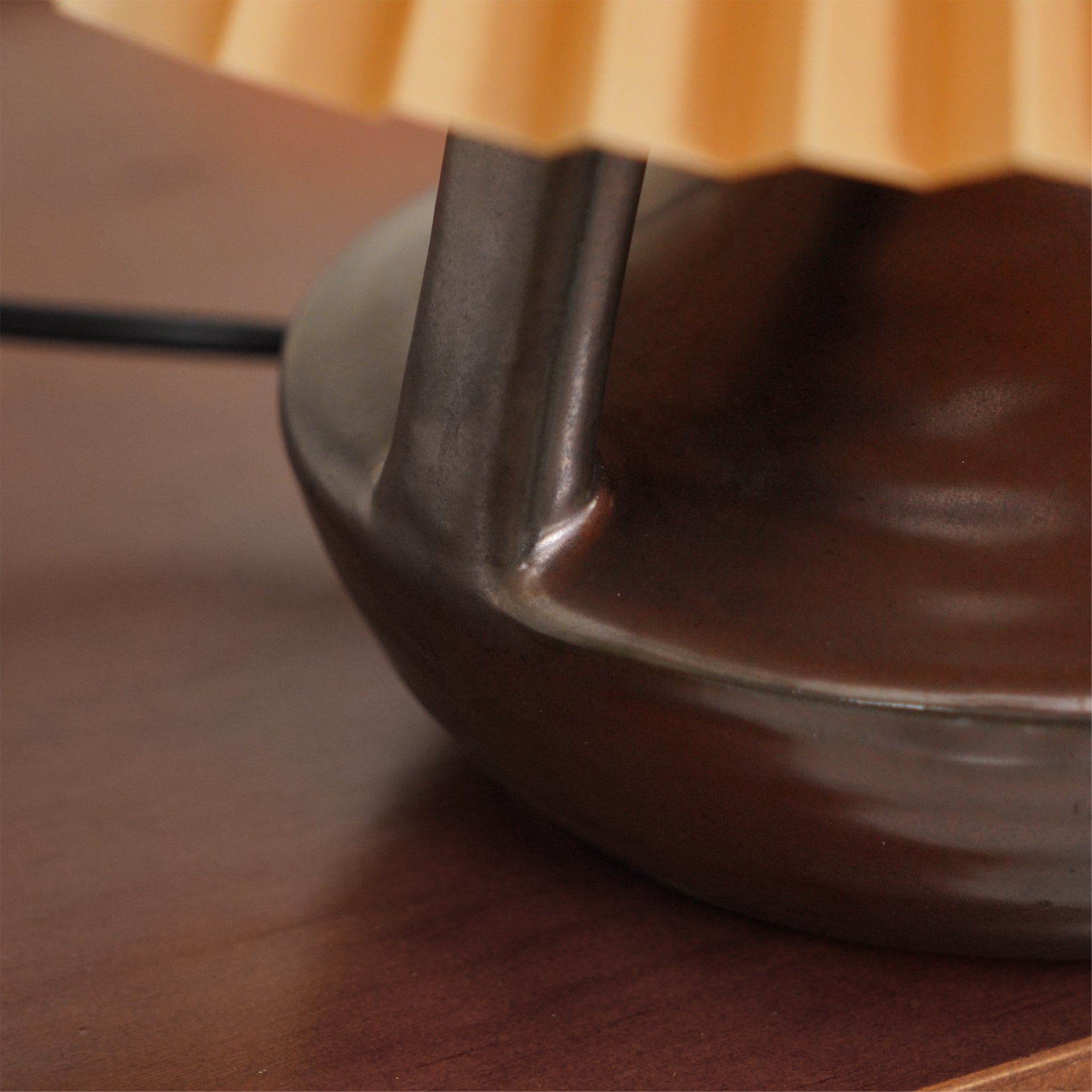 GentleNavia™ Tischlampe – Elegante Designlampe mit plissiertem Stoffschirm & warmem Licht