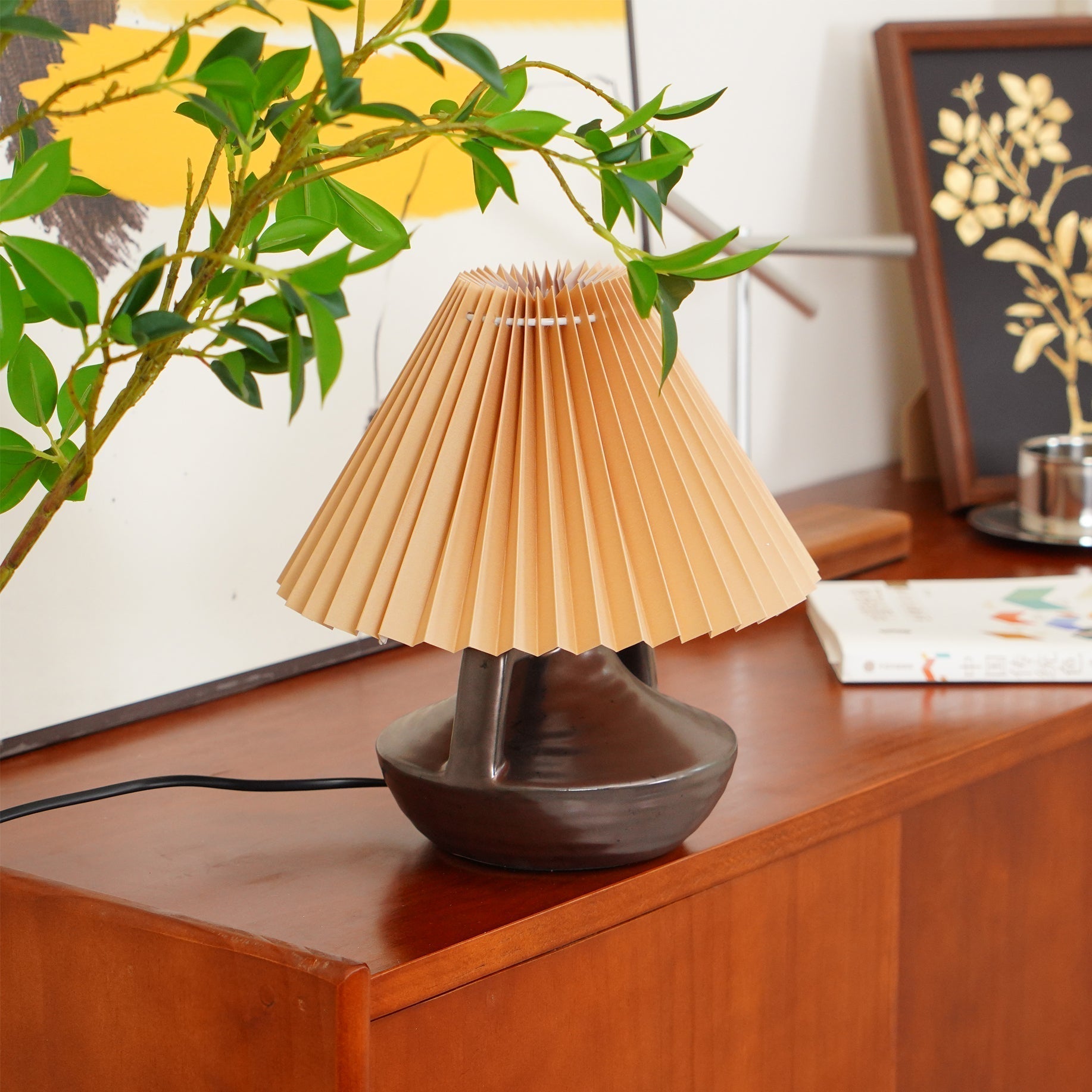 GentleNavia™ Tischlampe – Elegante Designlampe mit plissiertem Stoffschirm & warmem Licht