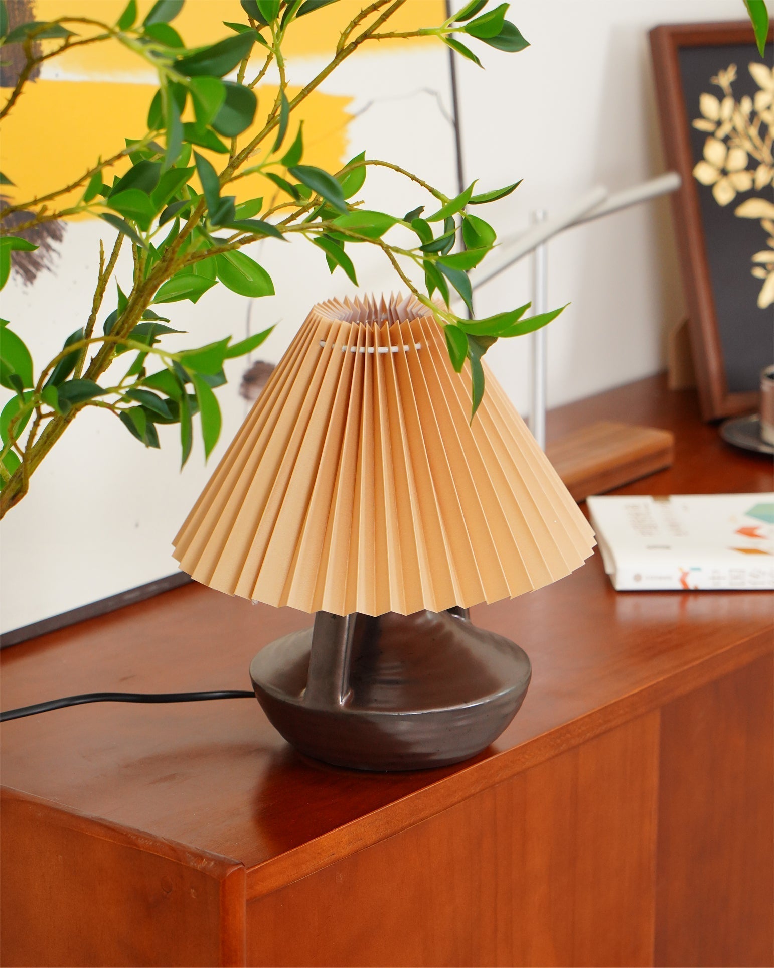 GentleNavia™ Tischlampe – Elegante Designlampe mit plissiertem Stoffschirm & warmem Licht