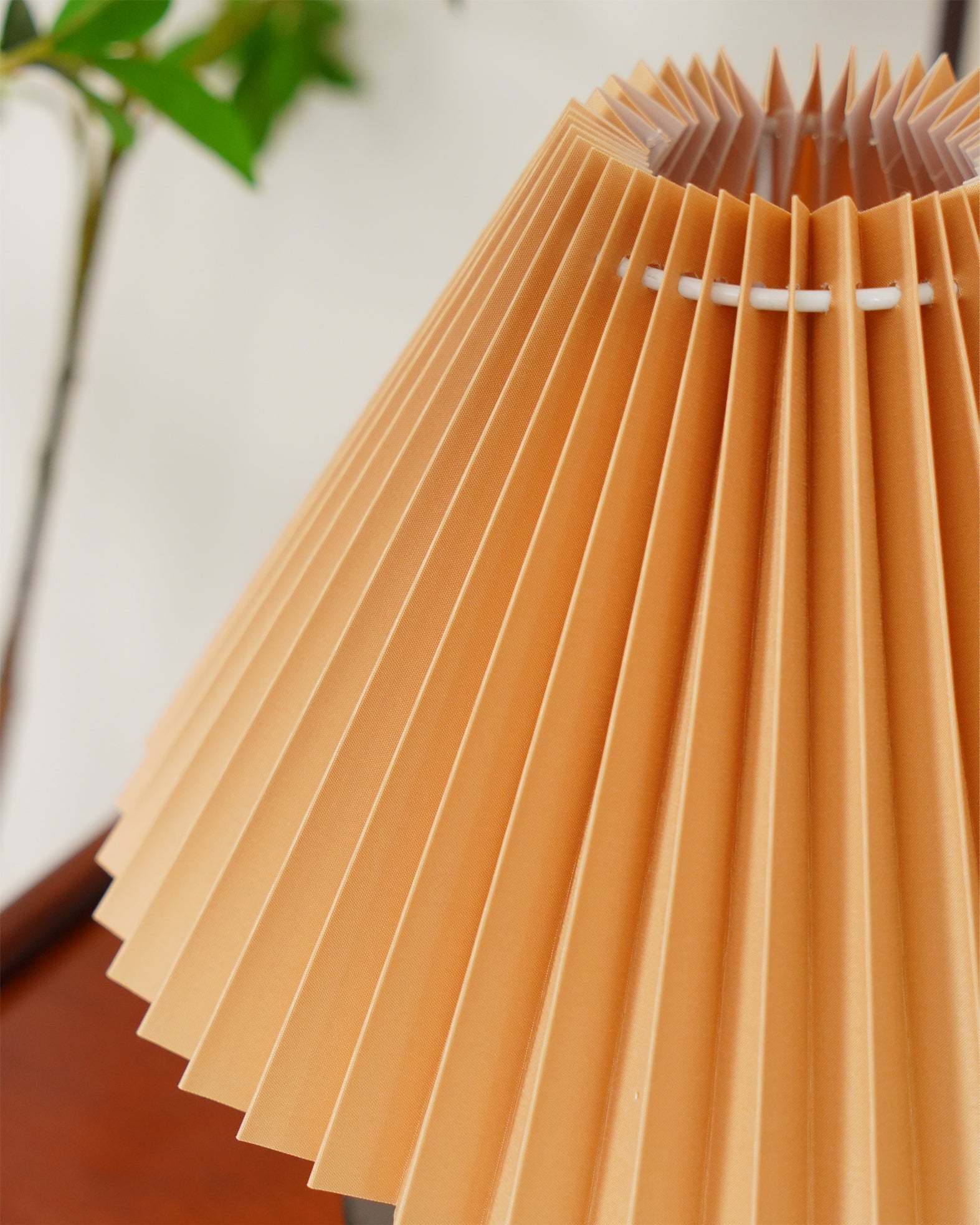 GentleNavia™ Tischlampe – Elegante Designlampe mit plissiertem Stoffschirm & warmem Licht