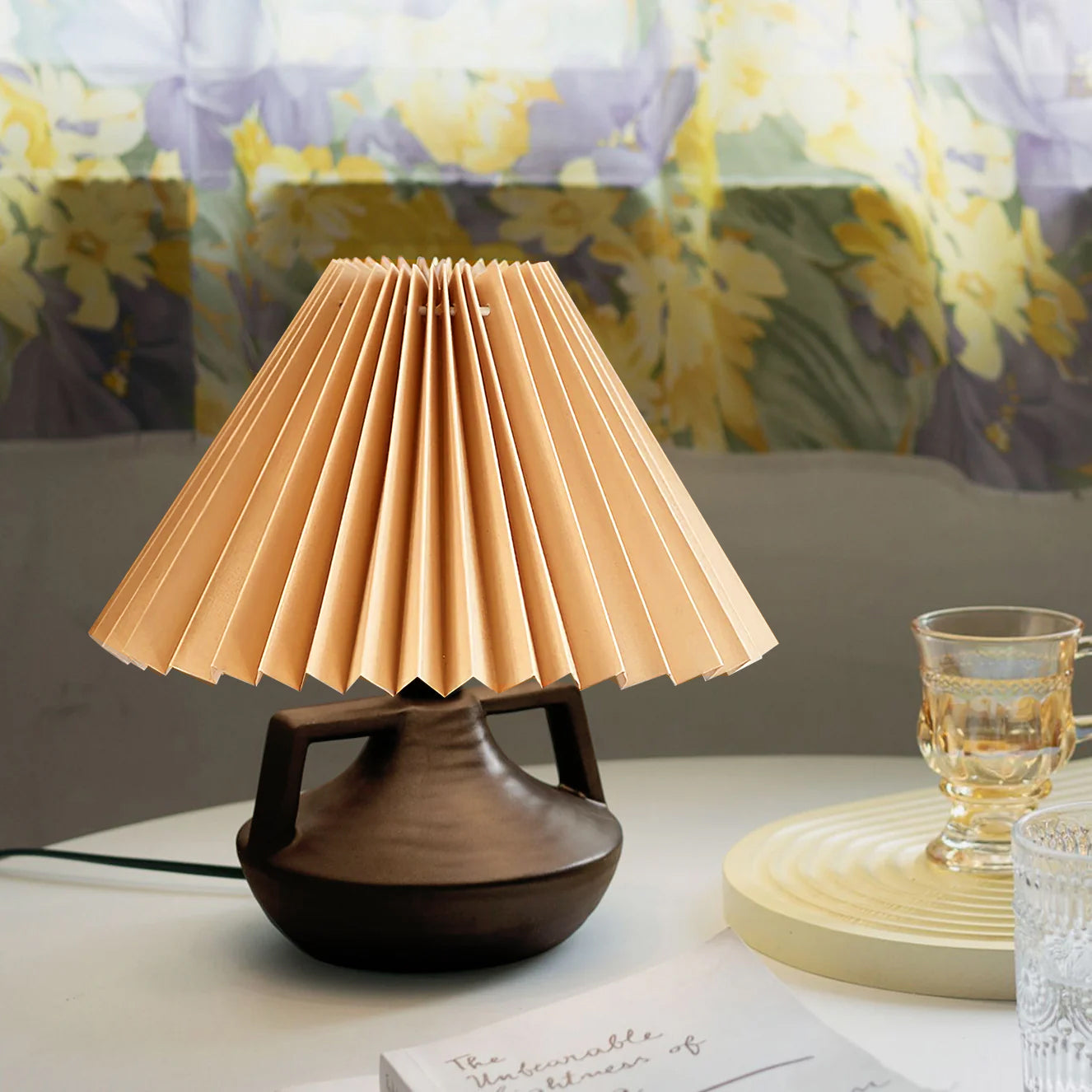 GentleNavia™ Tischlampe – Elegante Designlampe mit plissiertem Stoffschirm & warmem Licht