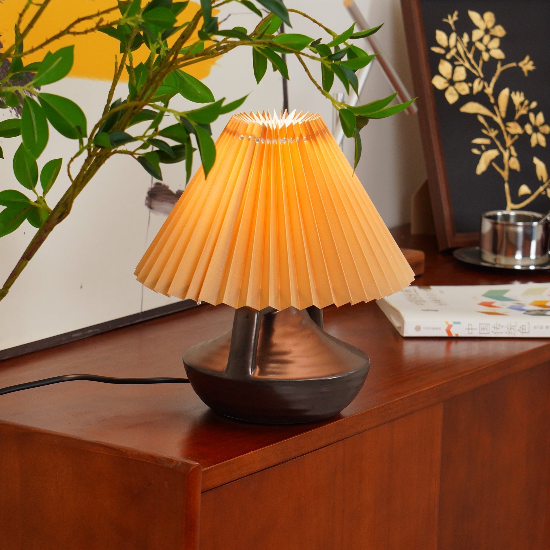 GentleNavia™ Tischlampe – Elegante Designlampe mit plissiertem Stoffschirm & warmem Licht