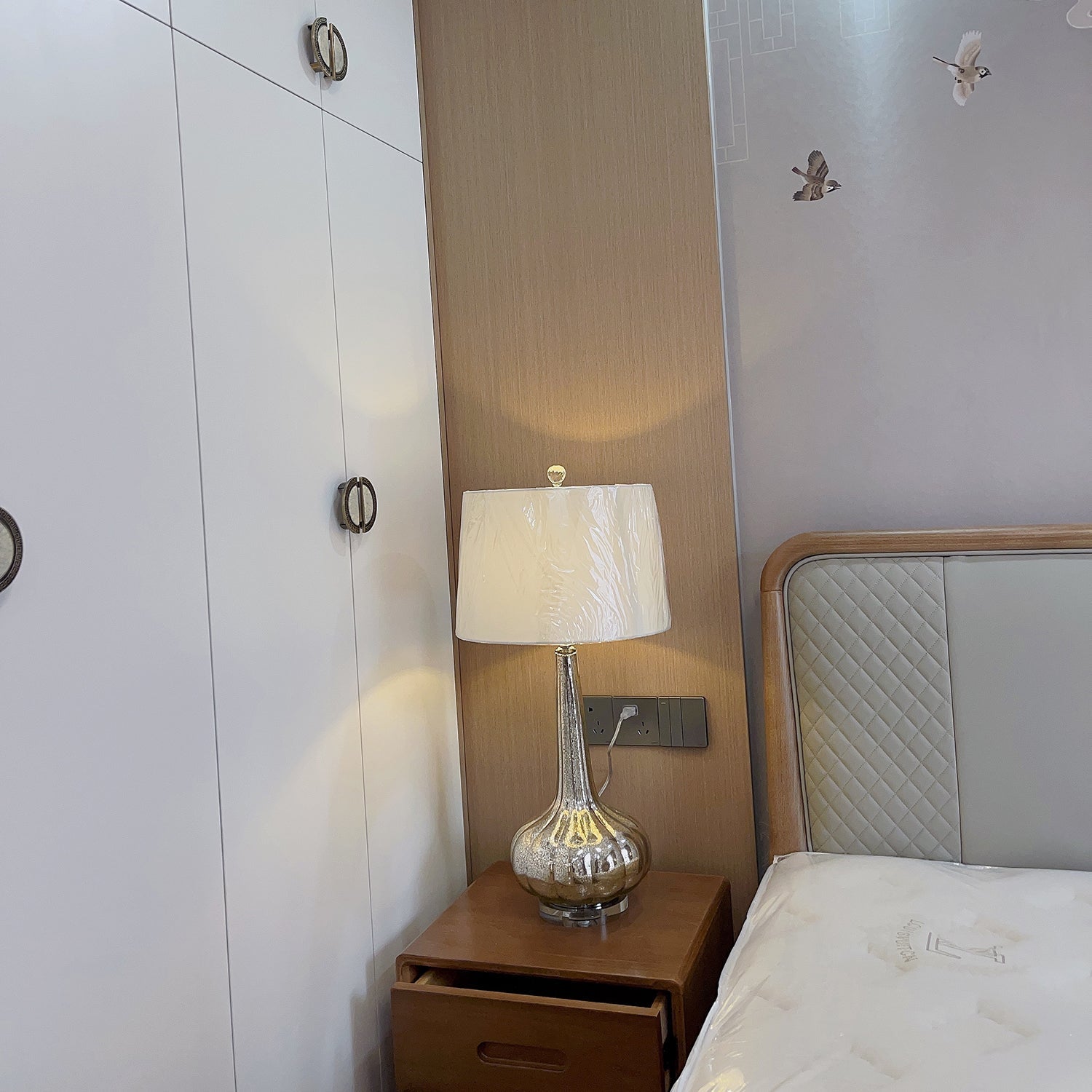 PureGlow™ Tischlampe – Elegante Keramik-Designlampe mit weißem Stoffschirm