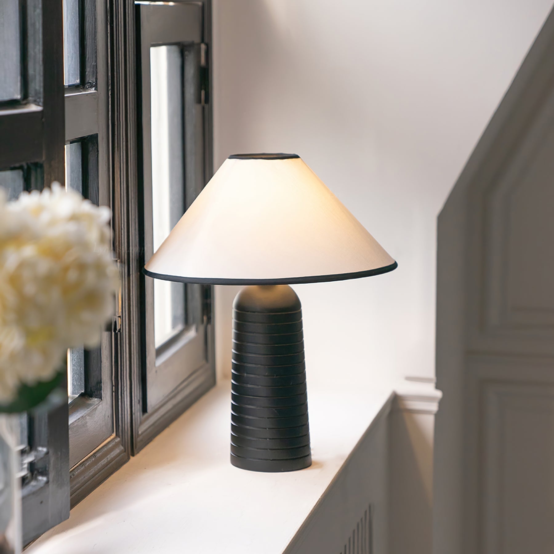 LuxePalisades™ Tischlampe – Geometrische Holz-Designlampe mit Stoffschirm & warmem Licht