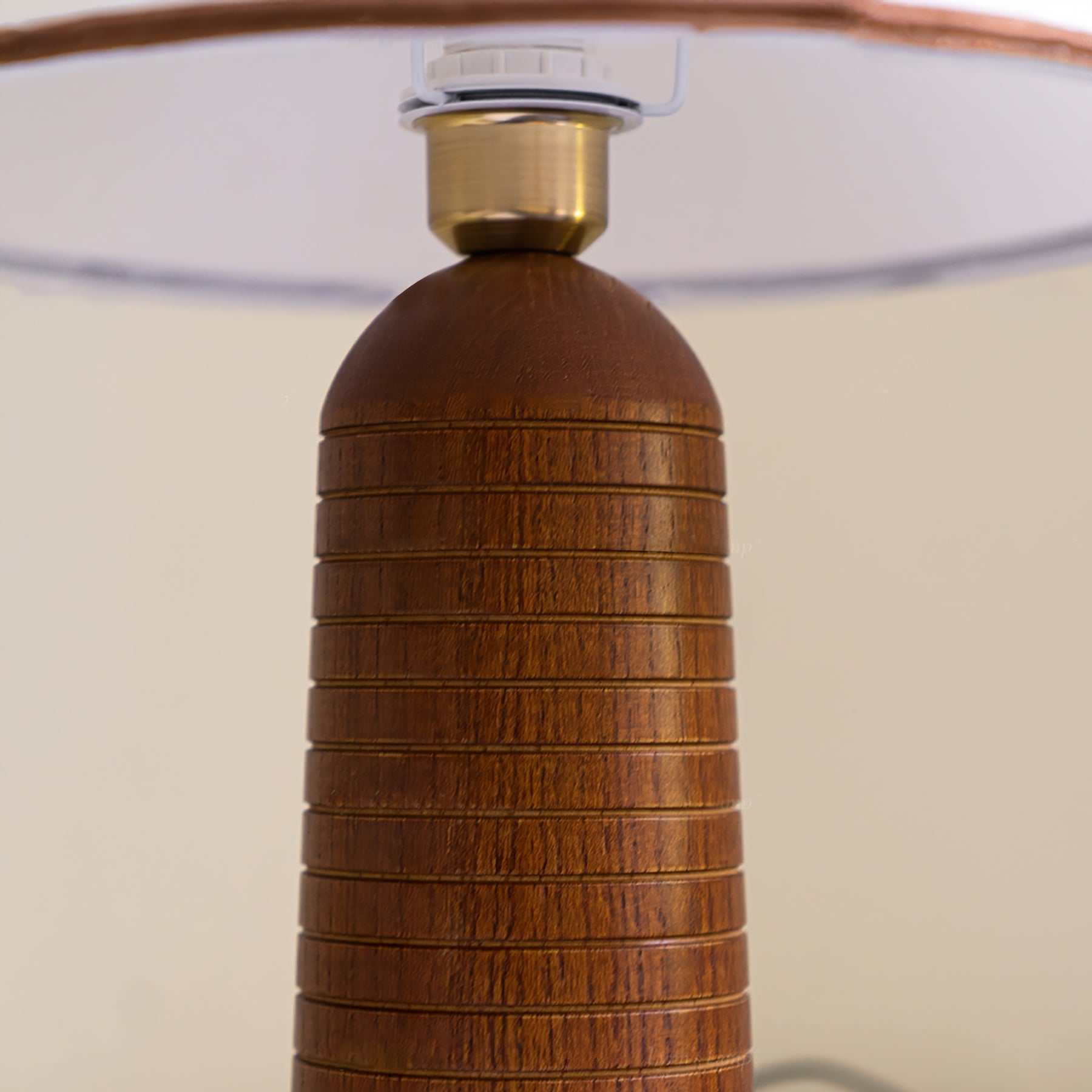 LuxePalisades™ Tischlampe – Geometrische Holz-Designlampe mit Stoffschirm & warmem Licht