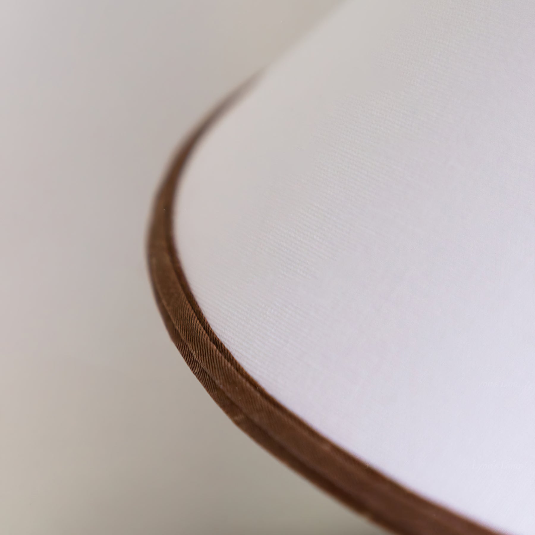 LuxePalisades™ Tischlampe – Geometrische Holz-Designlampe mit Stoffschirm & warmem Licht
