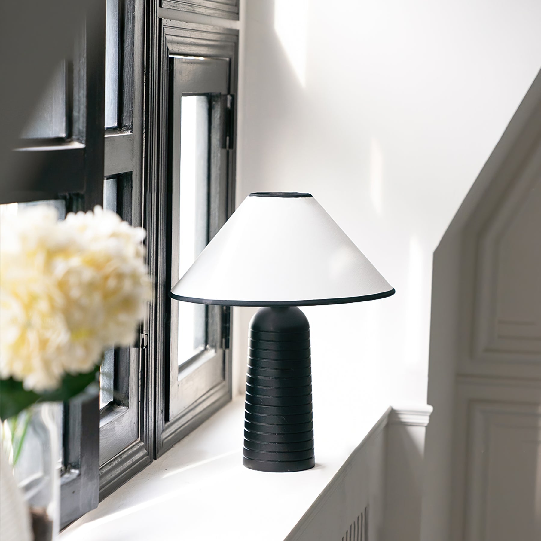 LuxePalisades™ Tischlampe – Geometrische Holz-Designlampe mit Stoffschirm & warmem Licht