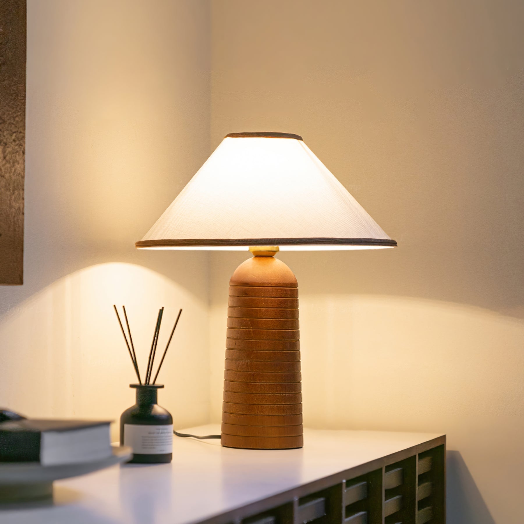 LuxePalisades™ Tischlampe – Geometrische Holz-Designlampe mit Stoffschirm & warmem Licht